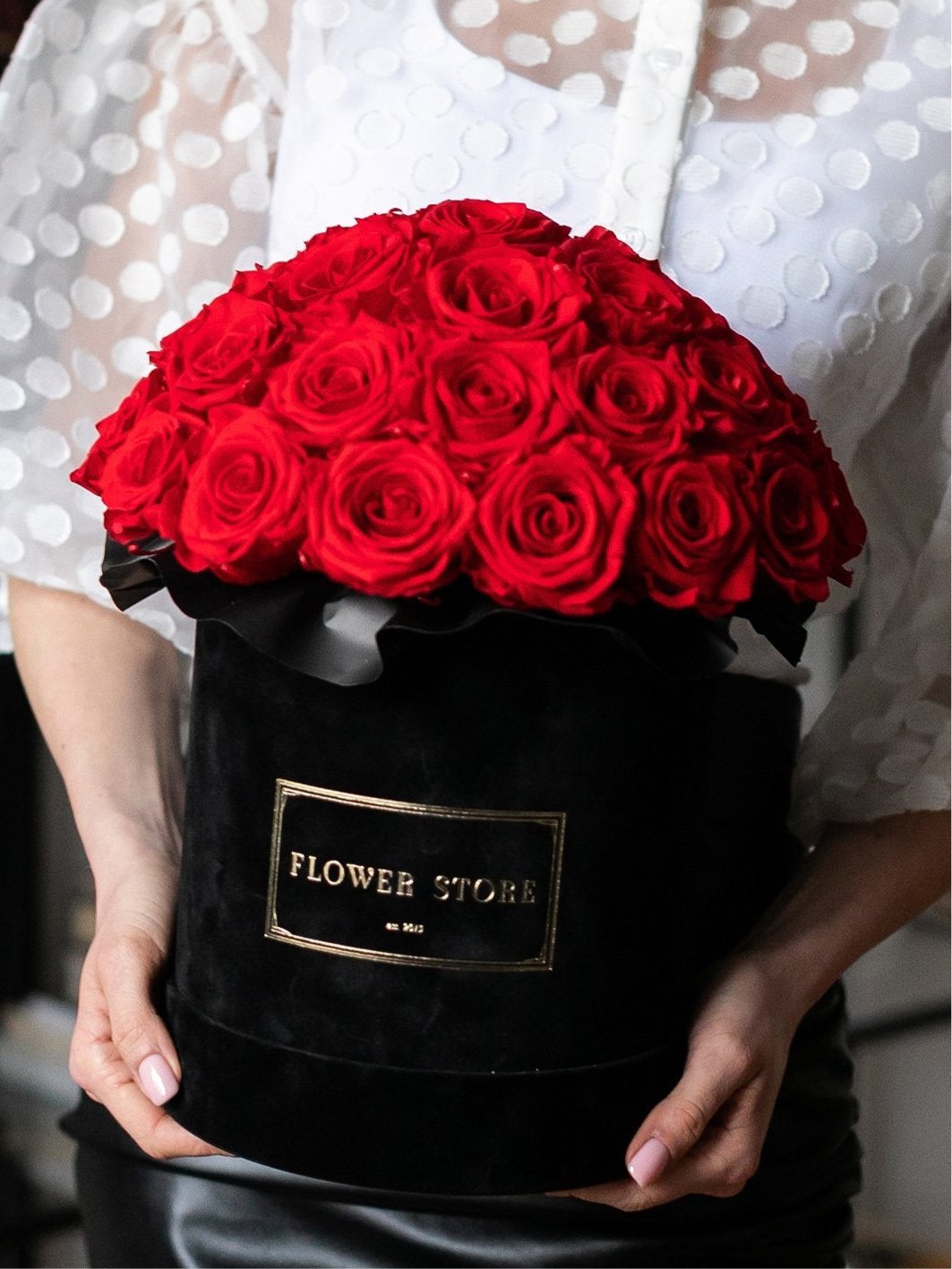 Duży czarny flokowany flowerbox z czerwonymi wiecznymi różami