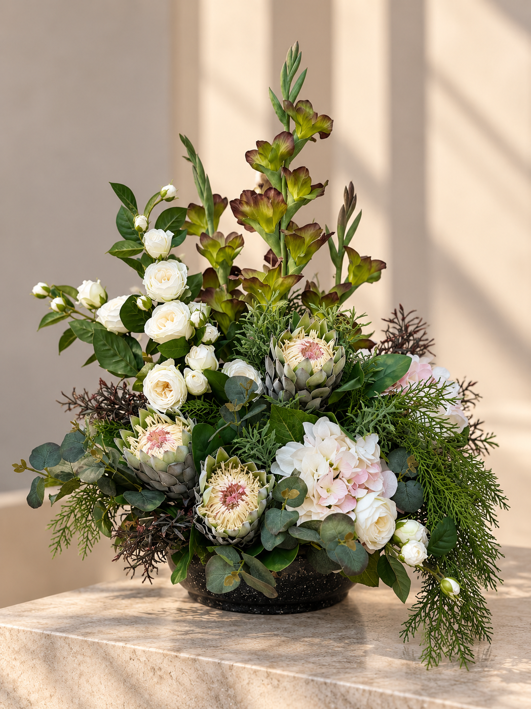 Nowoczesna kompozycja nagrobna ze sztucznych kwiatów w bieli i zieleni – Flower Store