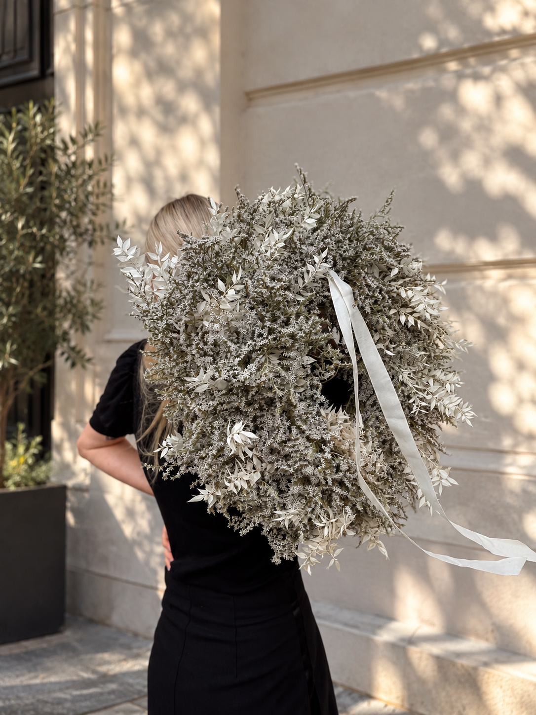 White Autumn - a wreath on the door