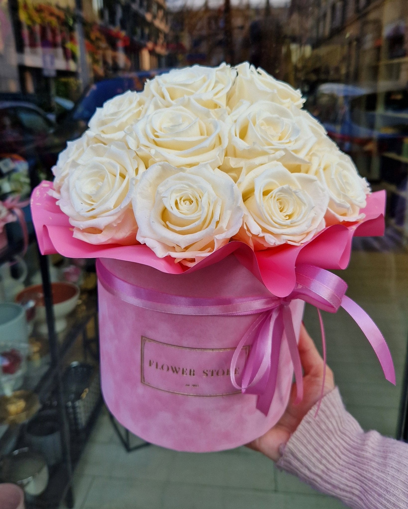 Wieczne róże białe w różowym flokowanym flowerboxie - kwiaty Flower Store Warszawa