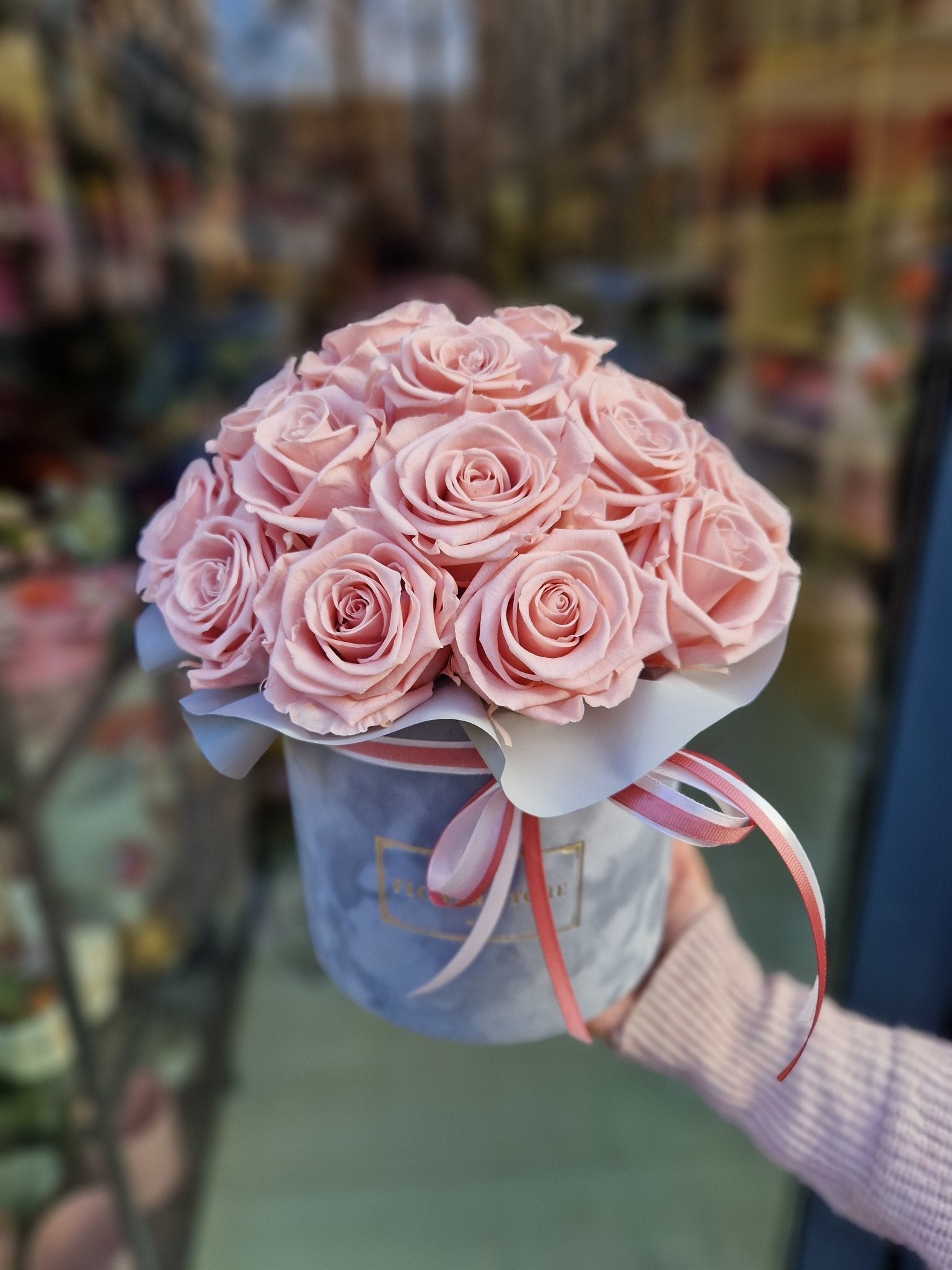 Wieczne Róże Pudrowy Róż w Szarym Flokowanym Boxie - kwiaty Flower Store Warszawa