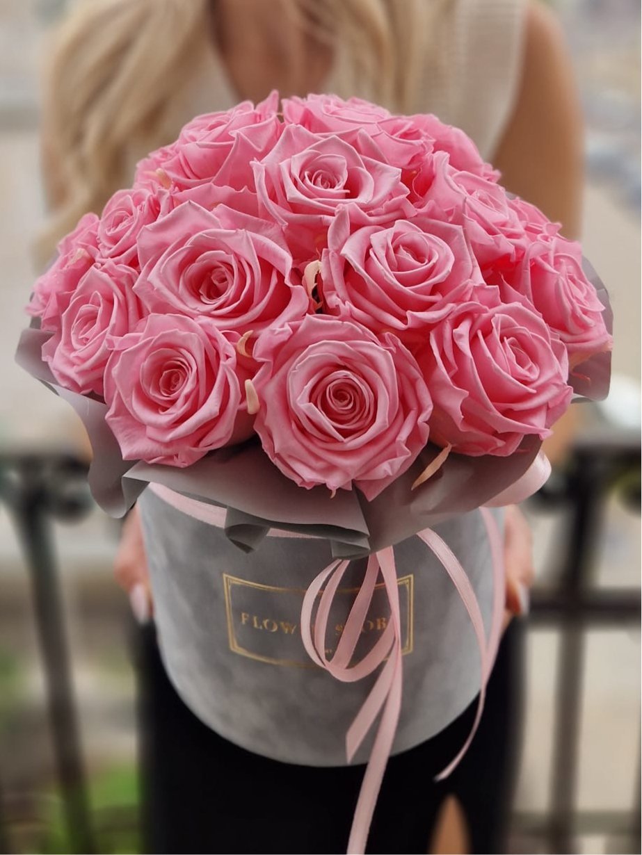 Wieczne Róże Różowe w Szarym Flokowanym Boxie - kwiaty Flower Store Warszawa