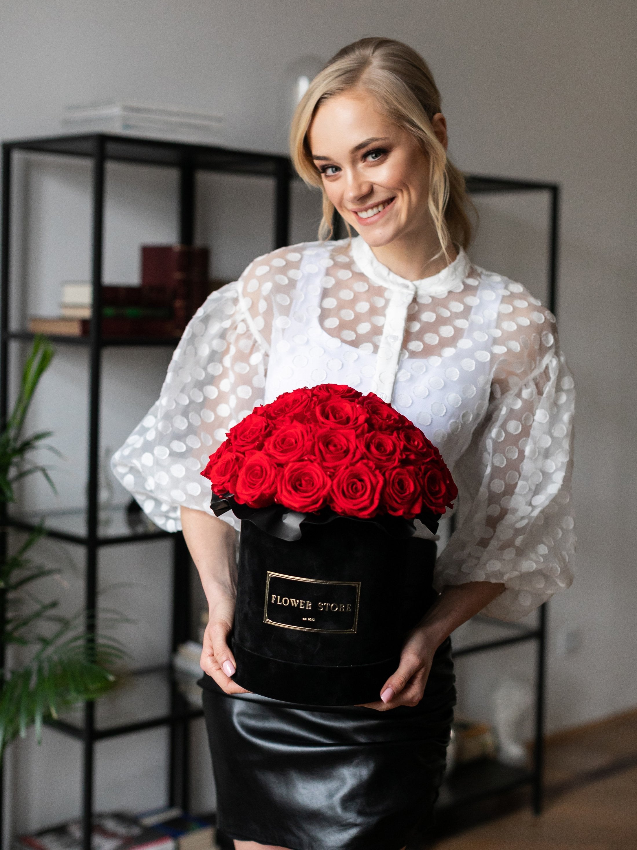 Duży czarny flokowany flowerbox z czerwonymi wiecznymi różami