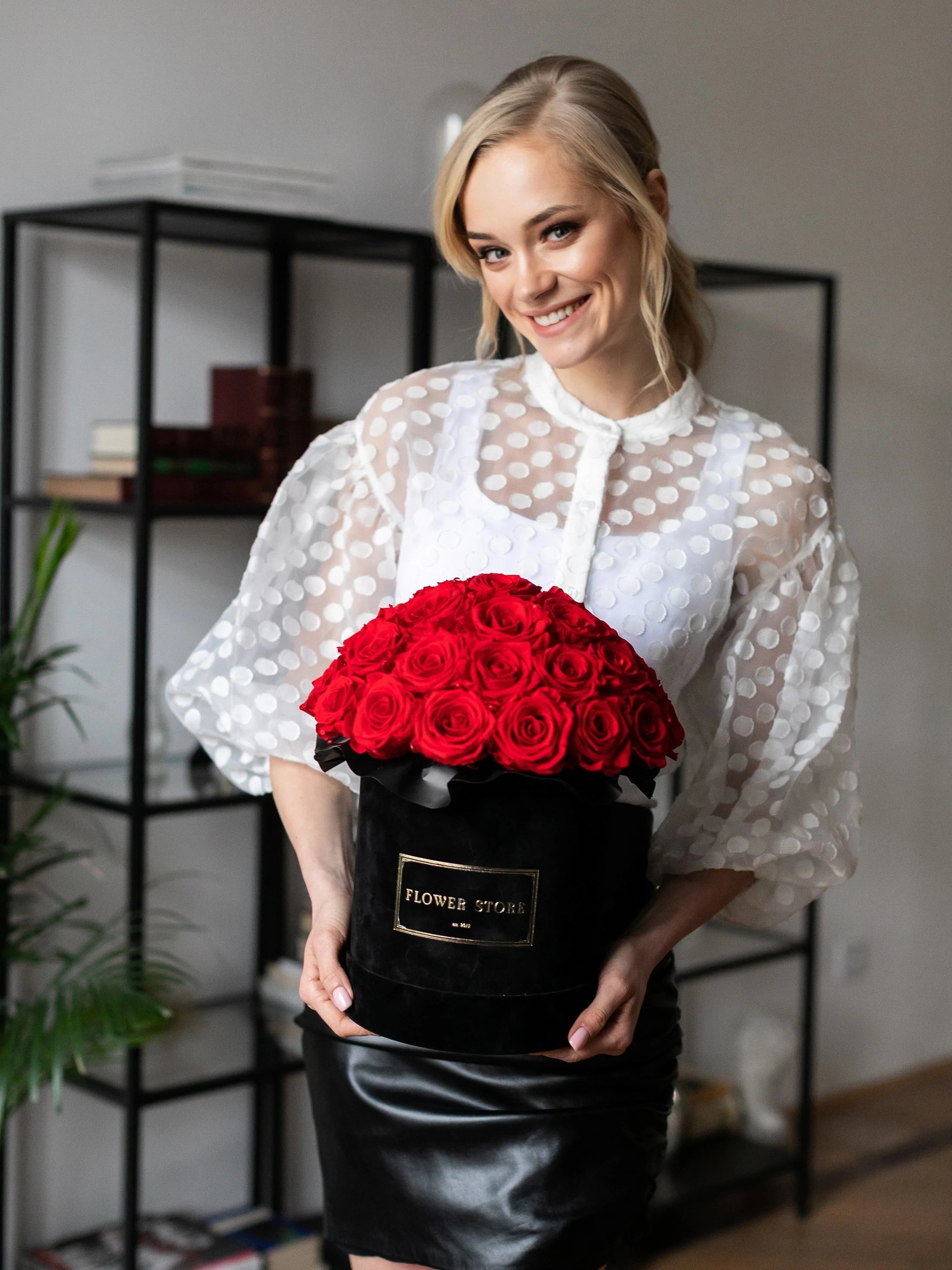 Duży walentynkowy flokowany flowerbox z czerwonymi żywymi różami