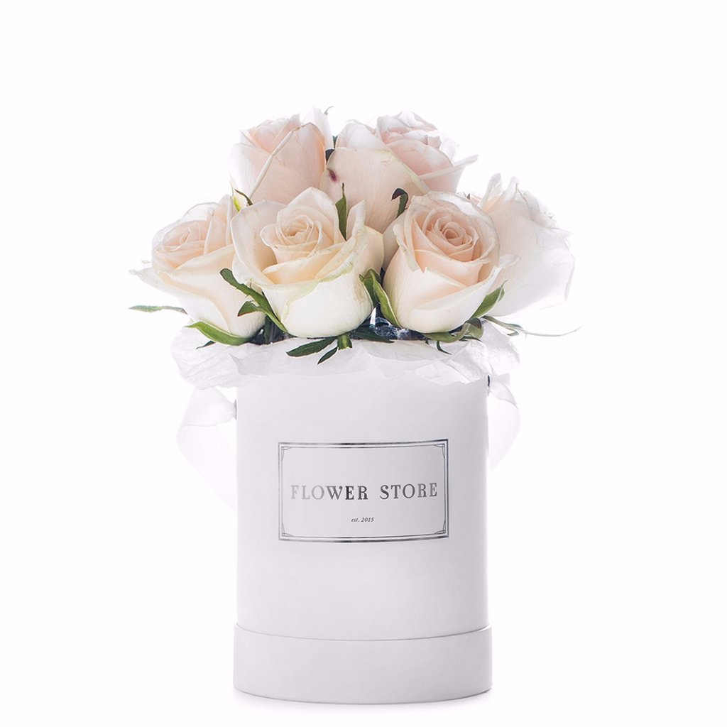 Małe białe pudełko z białymi wiecznymi różami