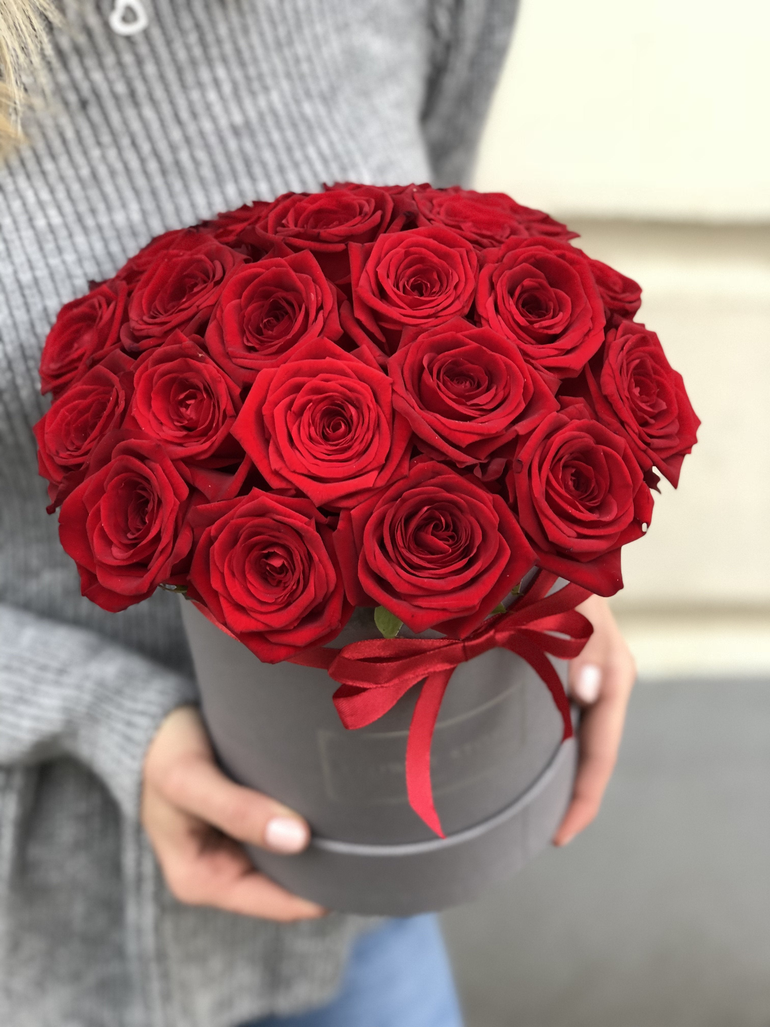 Średni szary flowerbox z czerwonymi żywymi różami