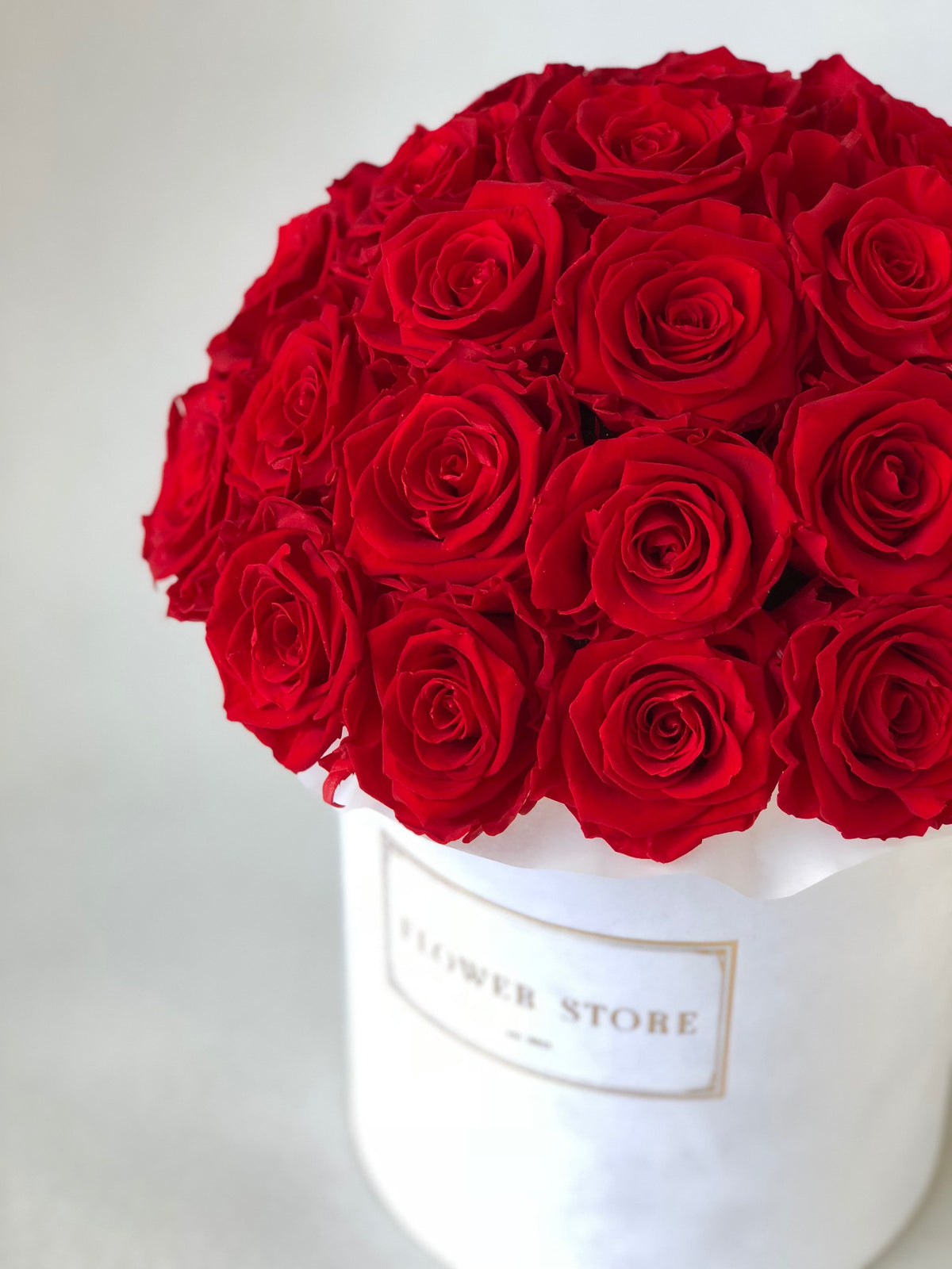 Flowerbox biały z czerwonymi żywymi różami