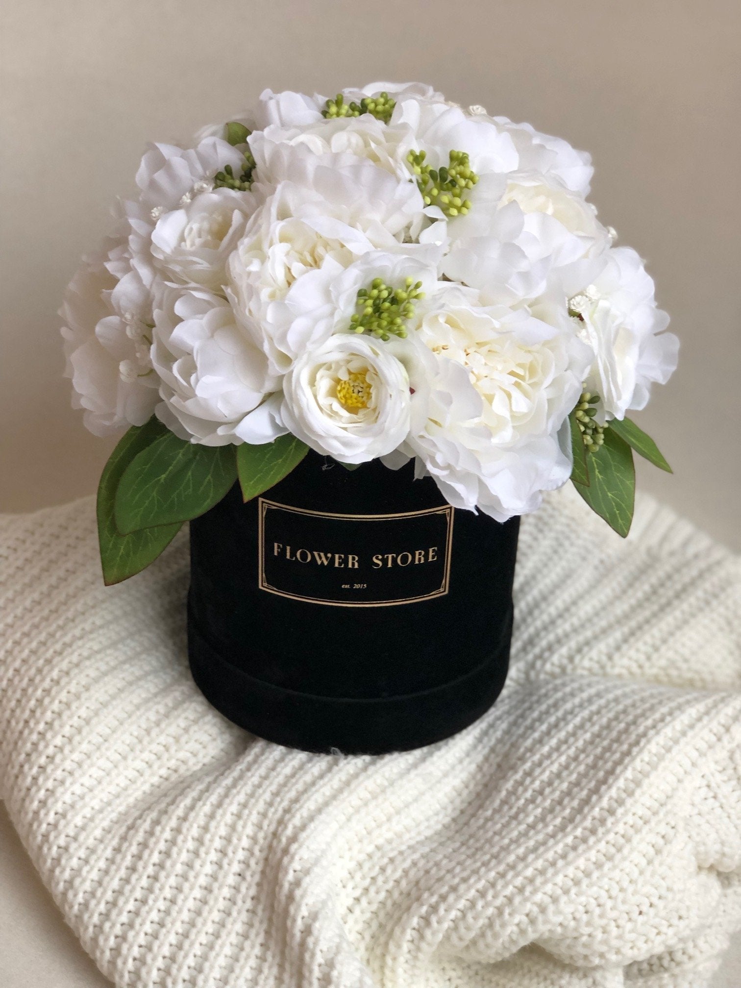 Czarny flokowany box z biało kremową kompozycją - kwiaty sztuczne - kwiaty Flower Store Warszawa