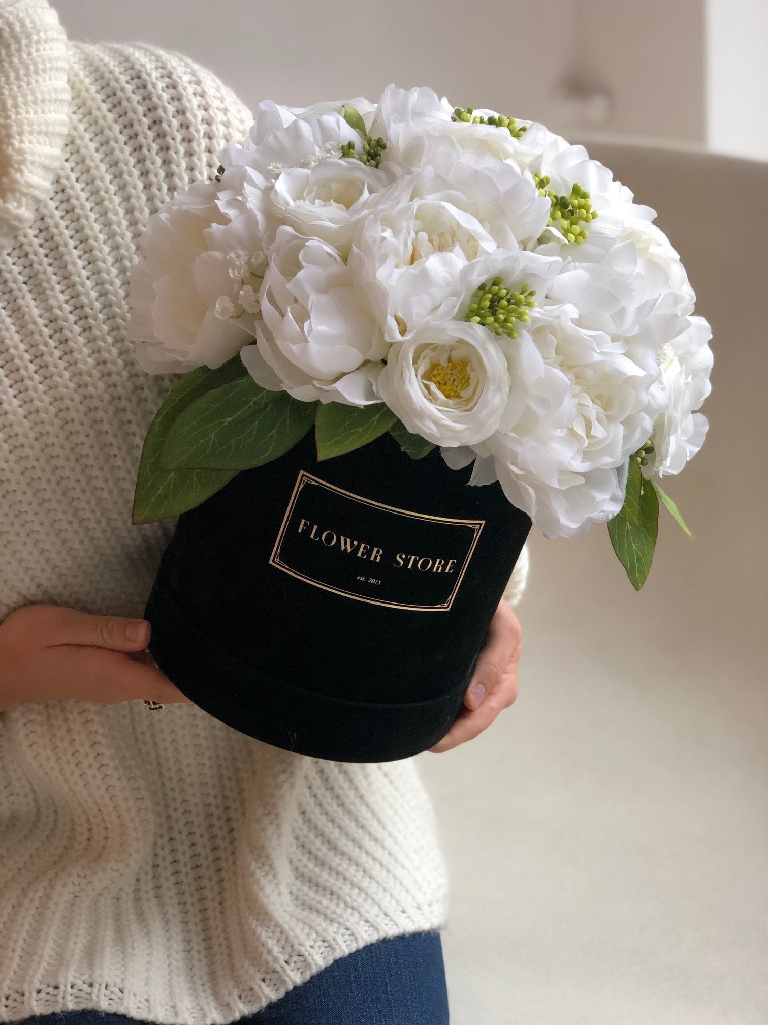 Czarny flokowany box z biało kremową kompozycją - kwiaty sztuczne - kwiaty Flower Store Warszawa