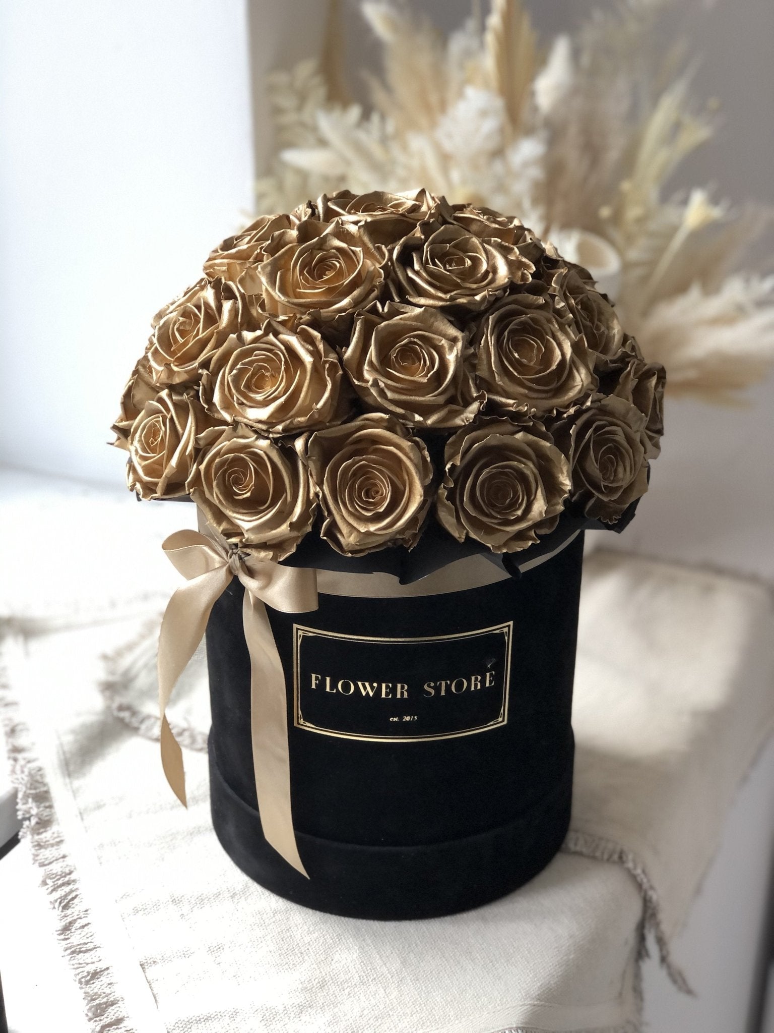 Duży czarny box ze złotymi wiecznymi różami - kwiaty Flower Store Warszawa