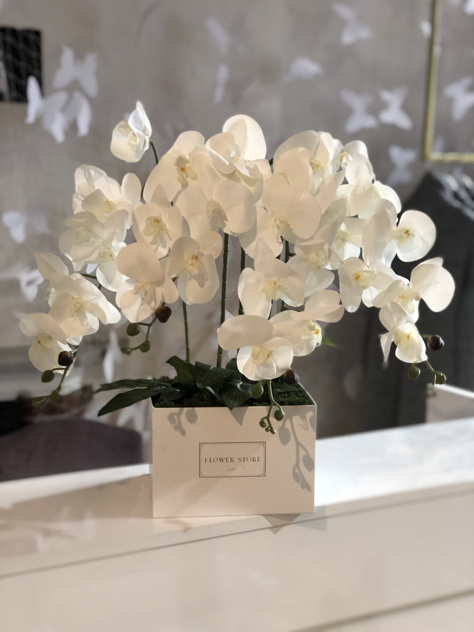 Ekskluzywny Flowerbox ze Sztucznymi Storczykami – Czarny Box, Wieczna Elegancja - kwiaty Flower Store Warszawa