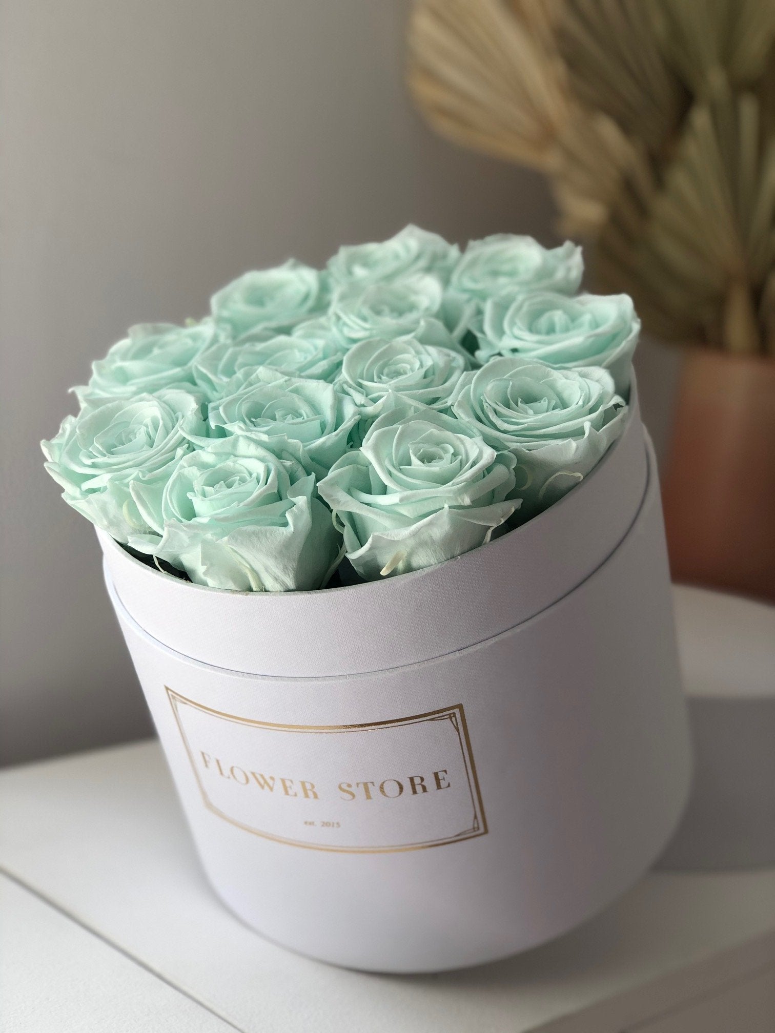 Flowerbox biały z miętowymi wiecznymi różami - kwiaty Flower Store Warszawa