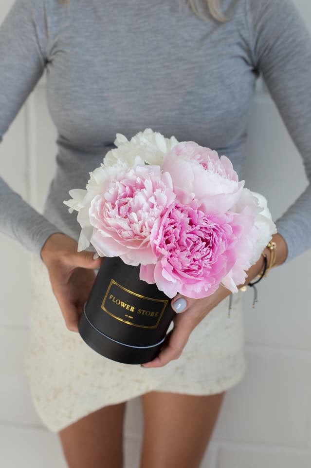 Małe czarne pudełko z peoniami - kwiaty żywe