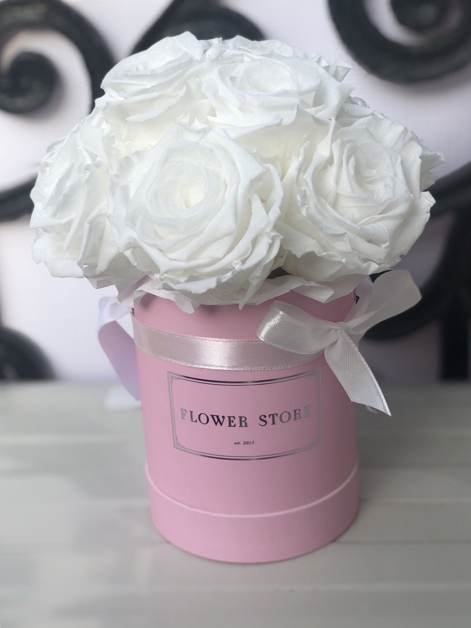 Mały różowy box z białymi wiecznymi różami - kwiaty Flower Store Warszawa