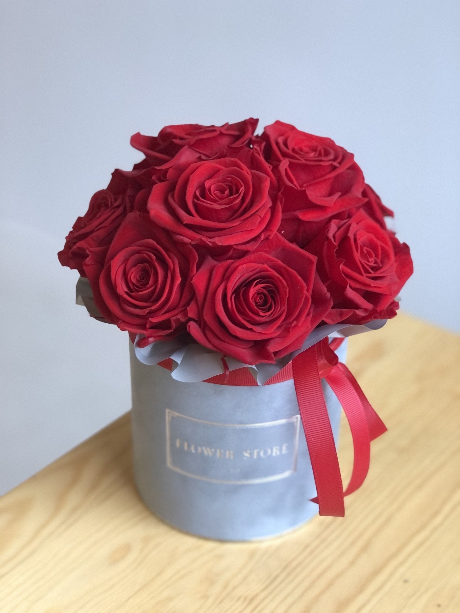 Mały szary flokowany flowerbox z czerwonymi wiecznymi różami - kwiaty Flower Store Warszawa