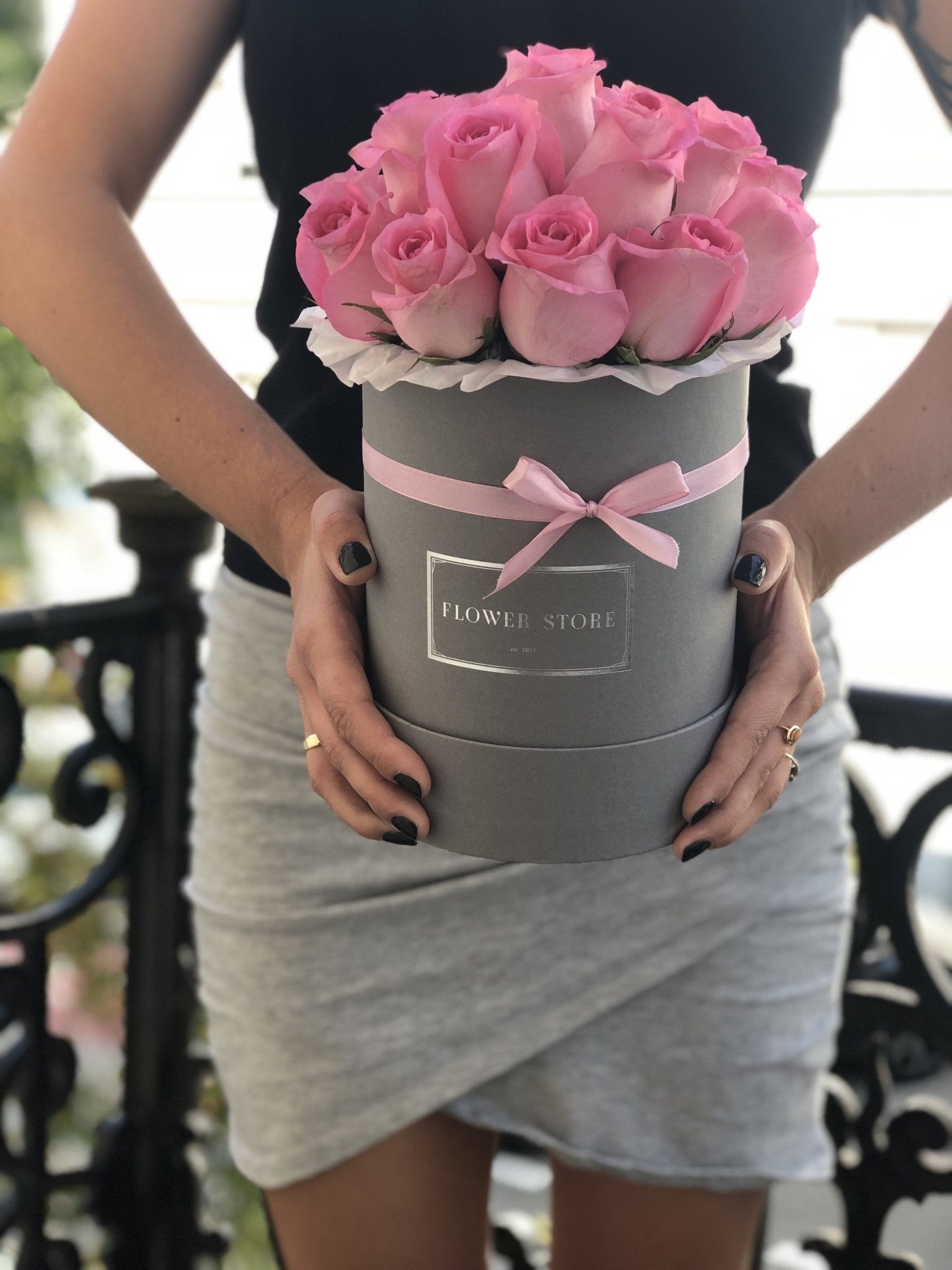 Średni szary welurowy box z różowymi różami - kwiaty żywe - kwiaty Flower Store Warszawa