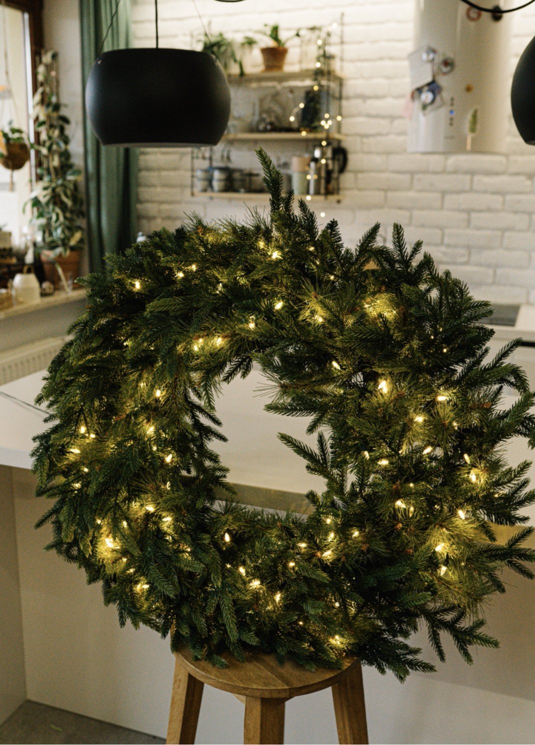 Wianek Christmas Green - Sztuczny z lampkami Grande - kwiaty Flower Store Warszawa