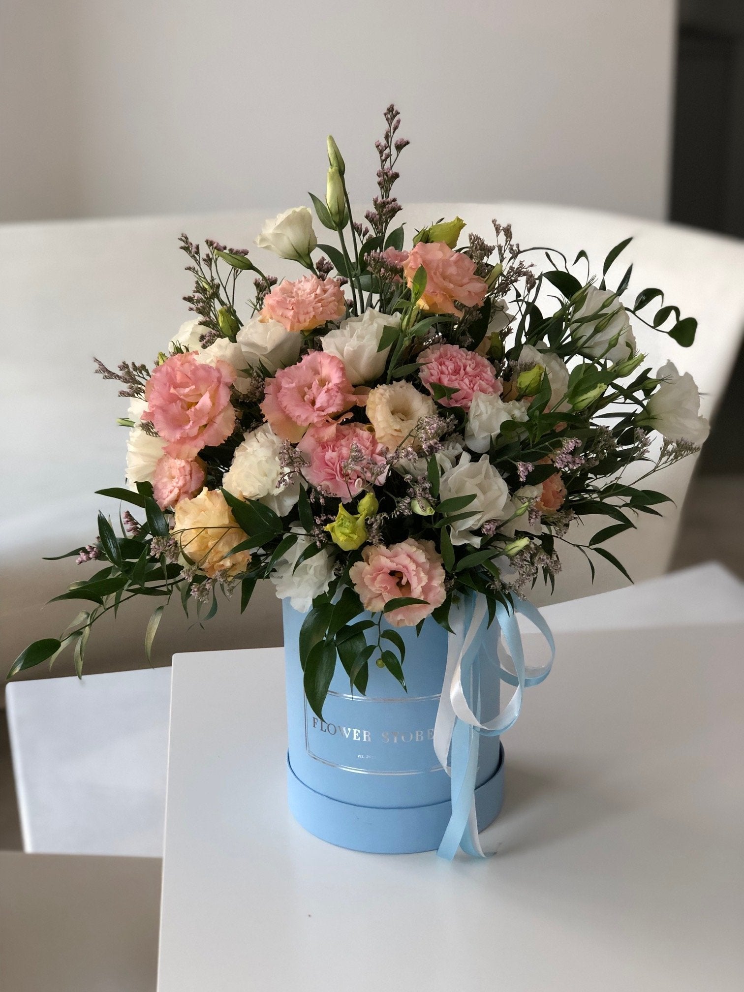 Zwiewna wiosenna kompozycja w dużym błękitnym flowerboxie - kwiaty żywe - kwiaty Flower Store Warszawa