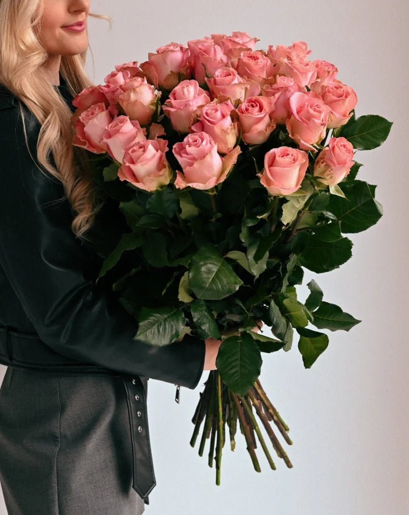 Jak przedłużyć życie róż w wazonie? Poradnik - Flower Store