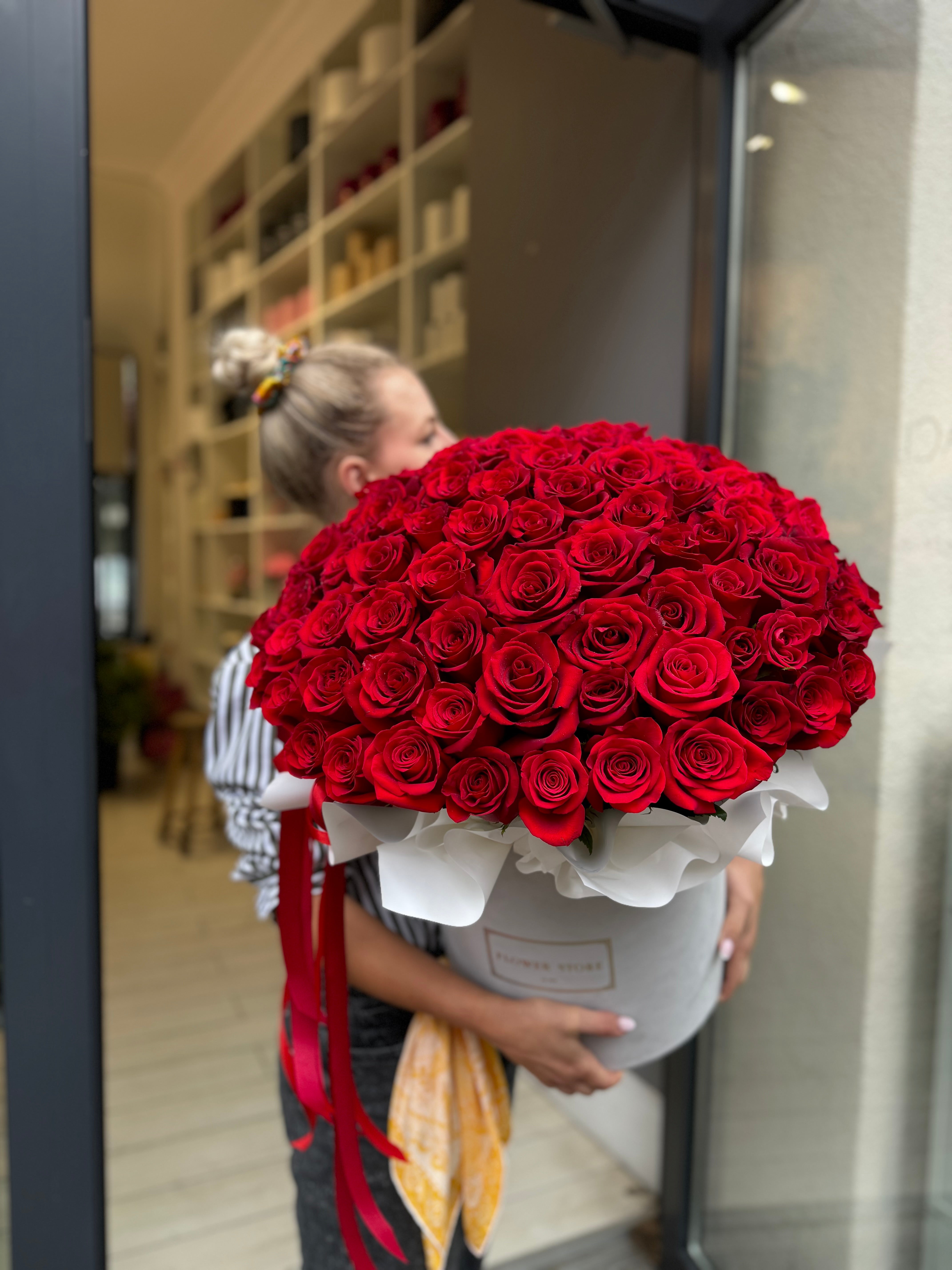 Szary Flowerbox z czerwonymi żywymi różami