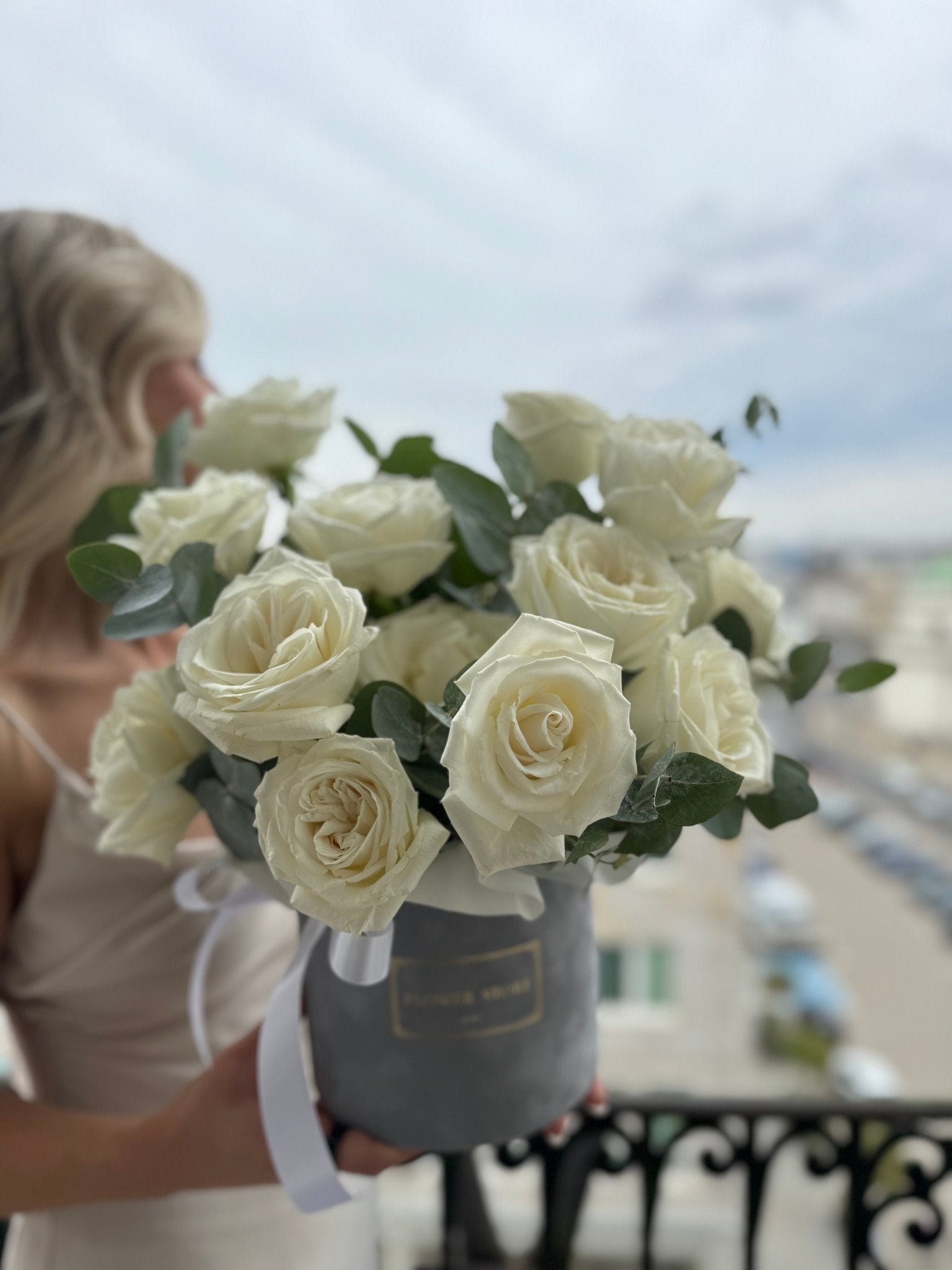 Flowerbox z białymi różami - kwiaty Flower Store Warszawa