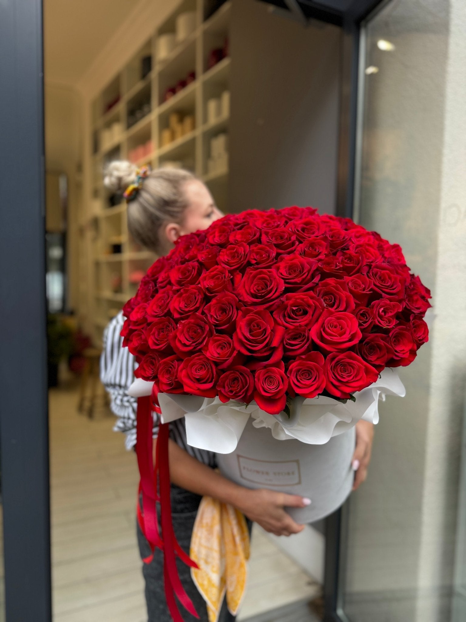 Szary Flowerbox z czerwonymi żywymi różami - kwiaty Flower Store Warszawa