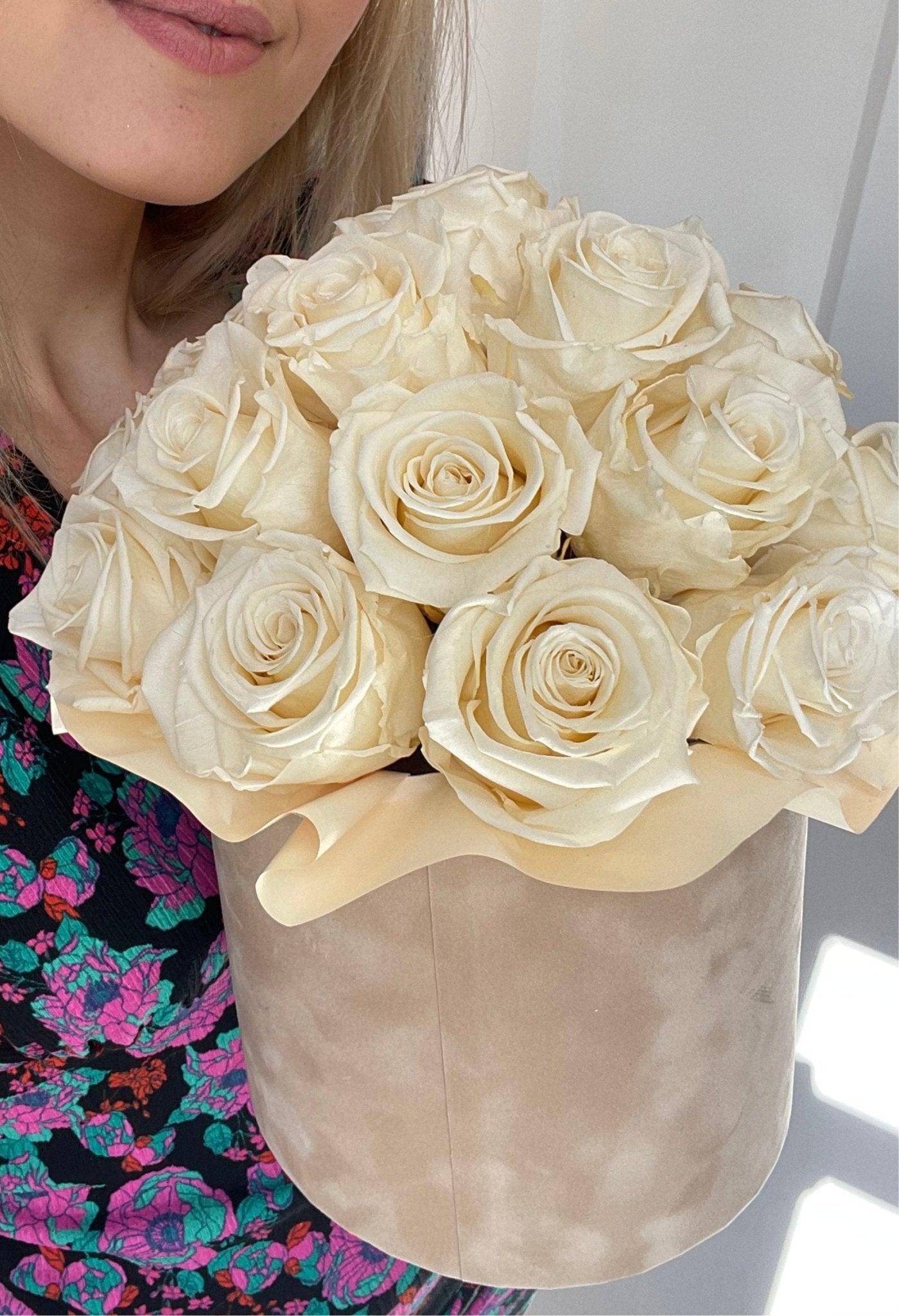 Wieczne róże Białe w Beżowo Karmelowym Boxie - kwiaty Flower Store Warszawa