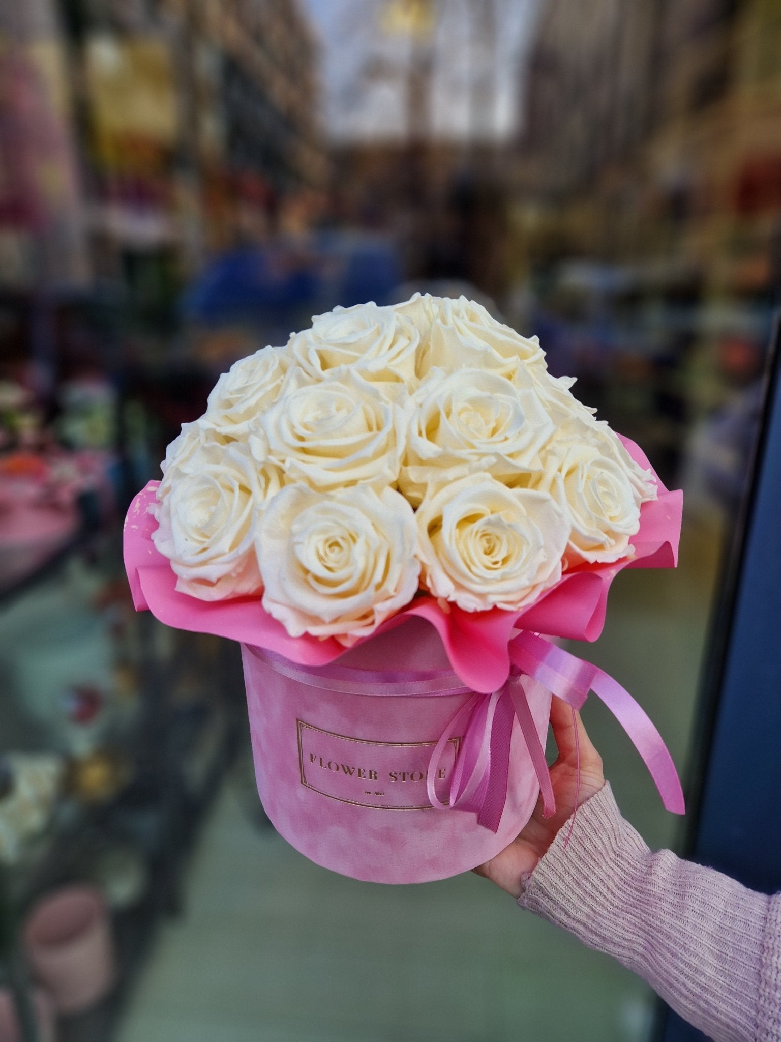 Wieczne róże białe w różowym flokowanym flowerboxie - kwiaty Flower Store Warszawa