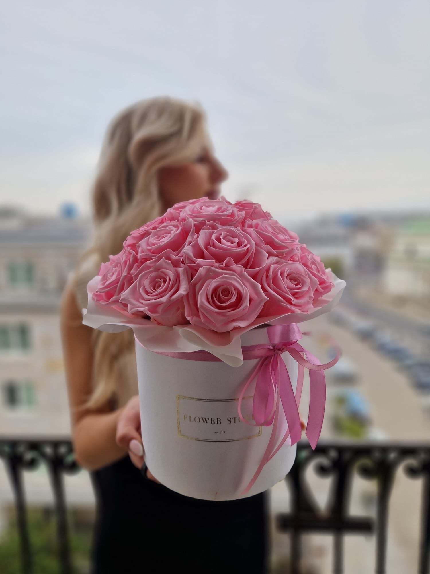 Wieczne Róże Różowe w Białym Boxie - kwiaty Flower Store Warszawa