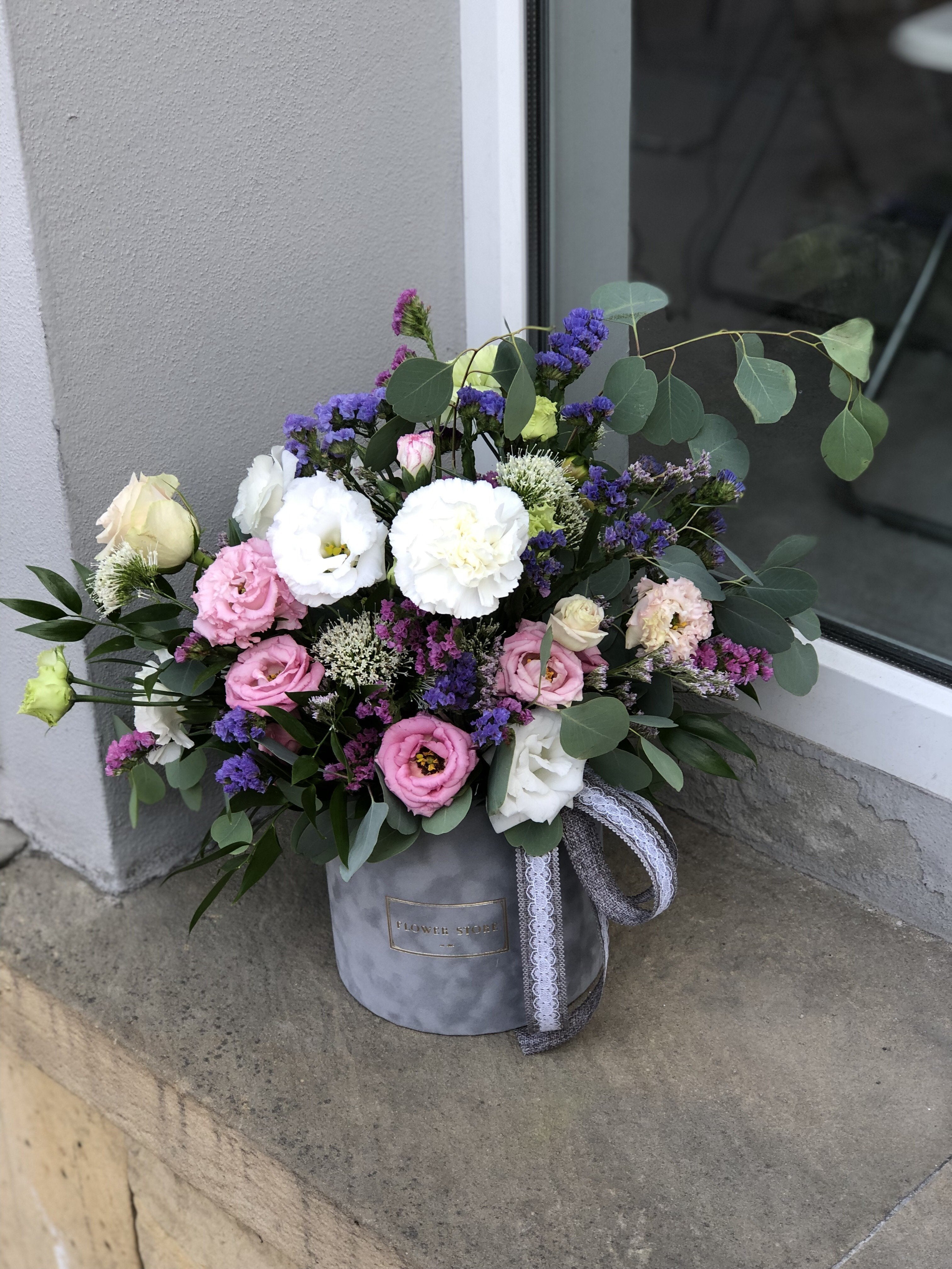 Zwiewna kompozycja szary flokowany flowerbox - kwiaty żywe