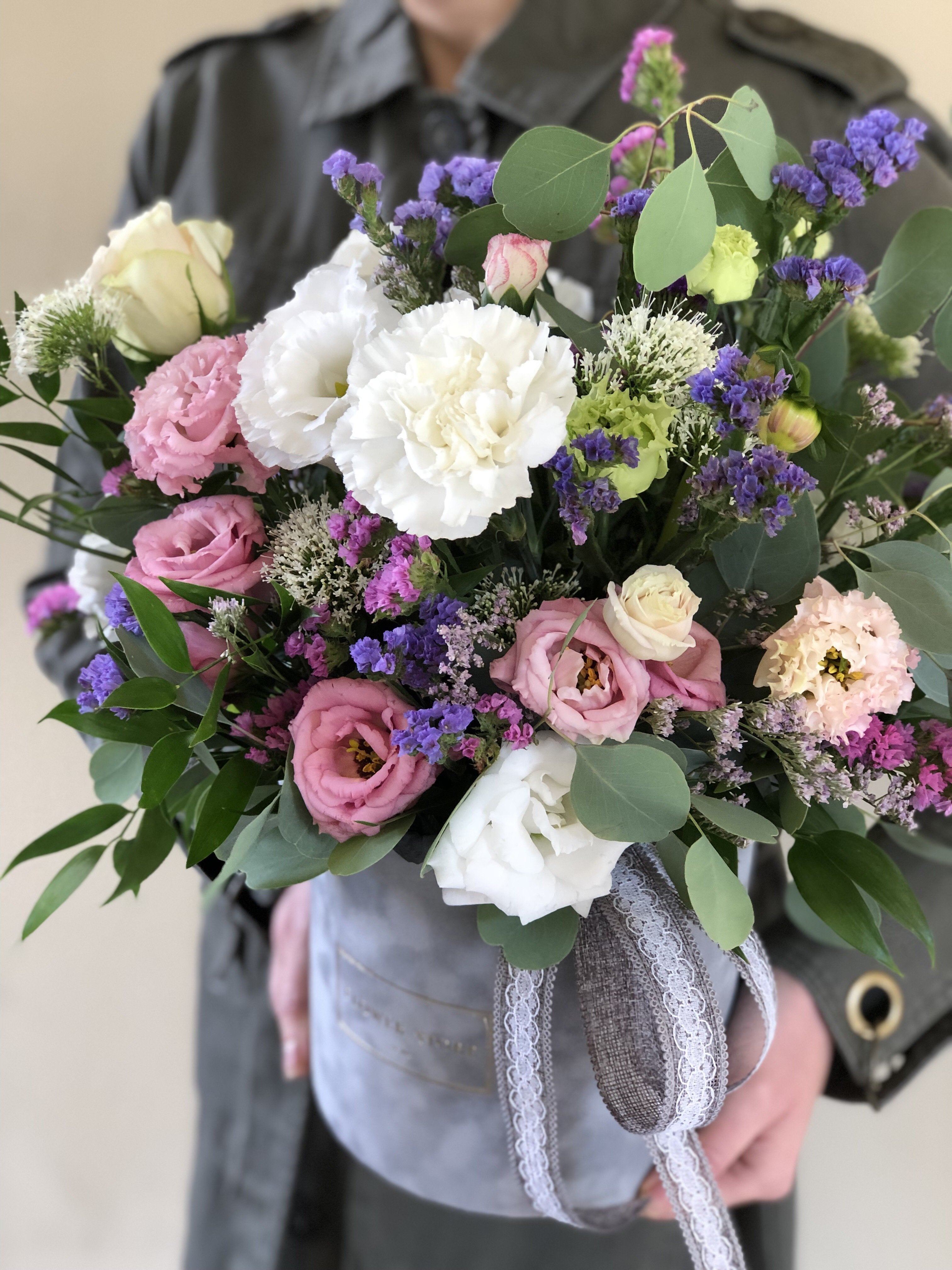 Zwiewna kompozycja szary flokowany flowerbox - kwiaty żywe