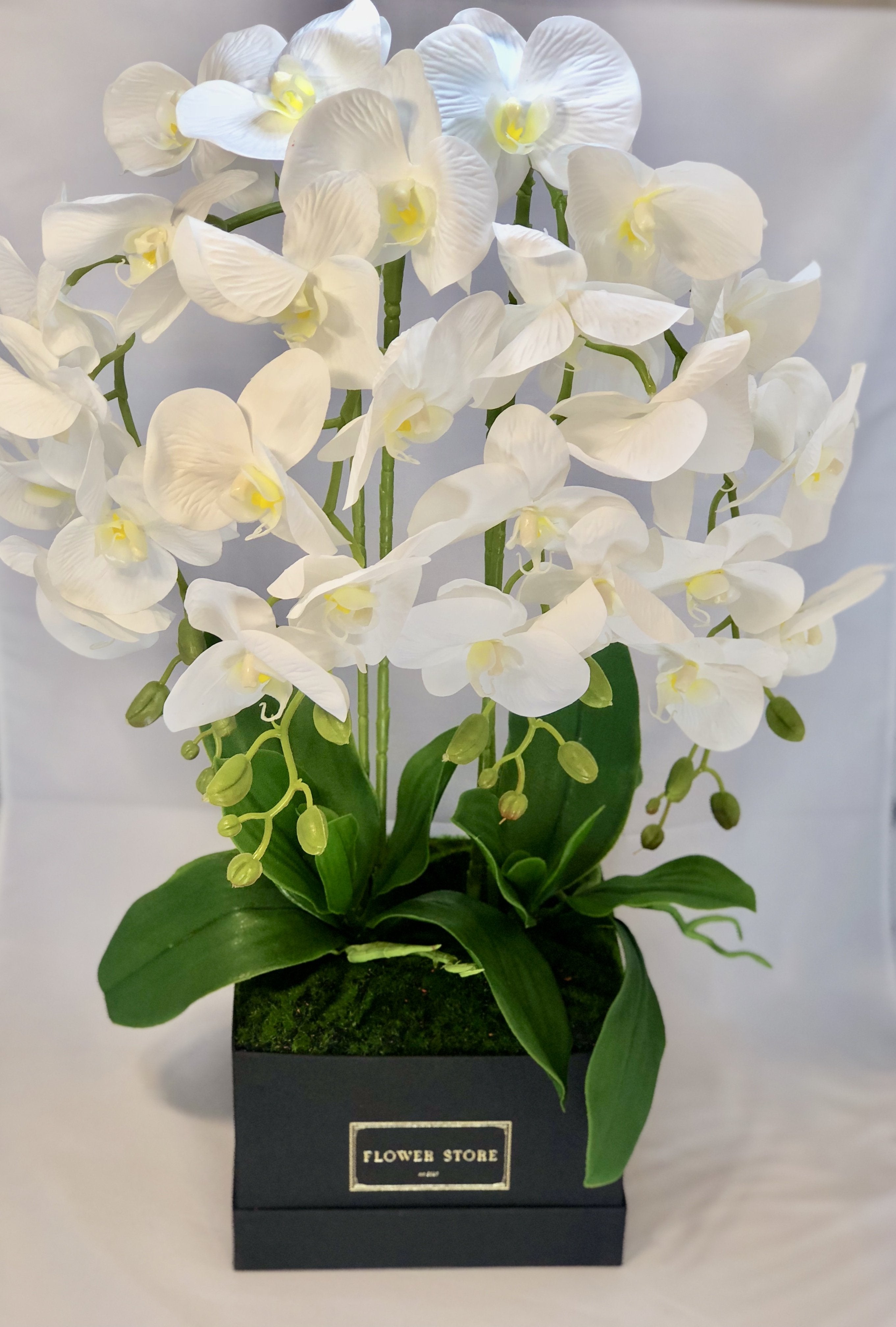 Flowerbox ze Sztucznymi Storczykami – Czarne Pudełko, Trwałe Piękno