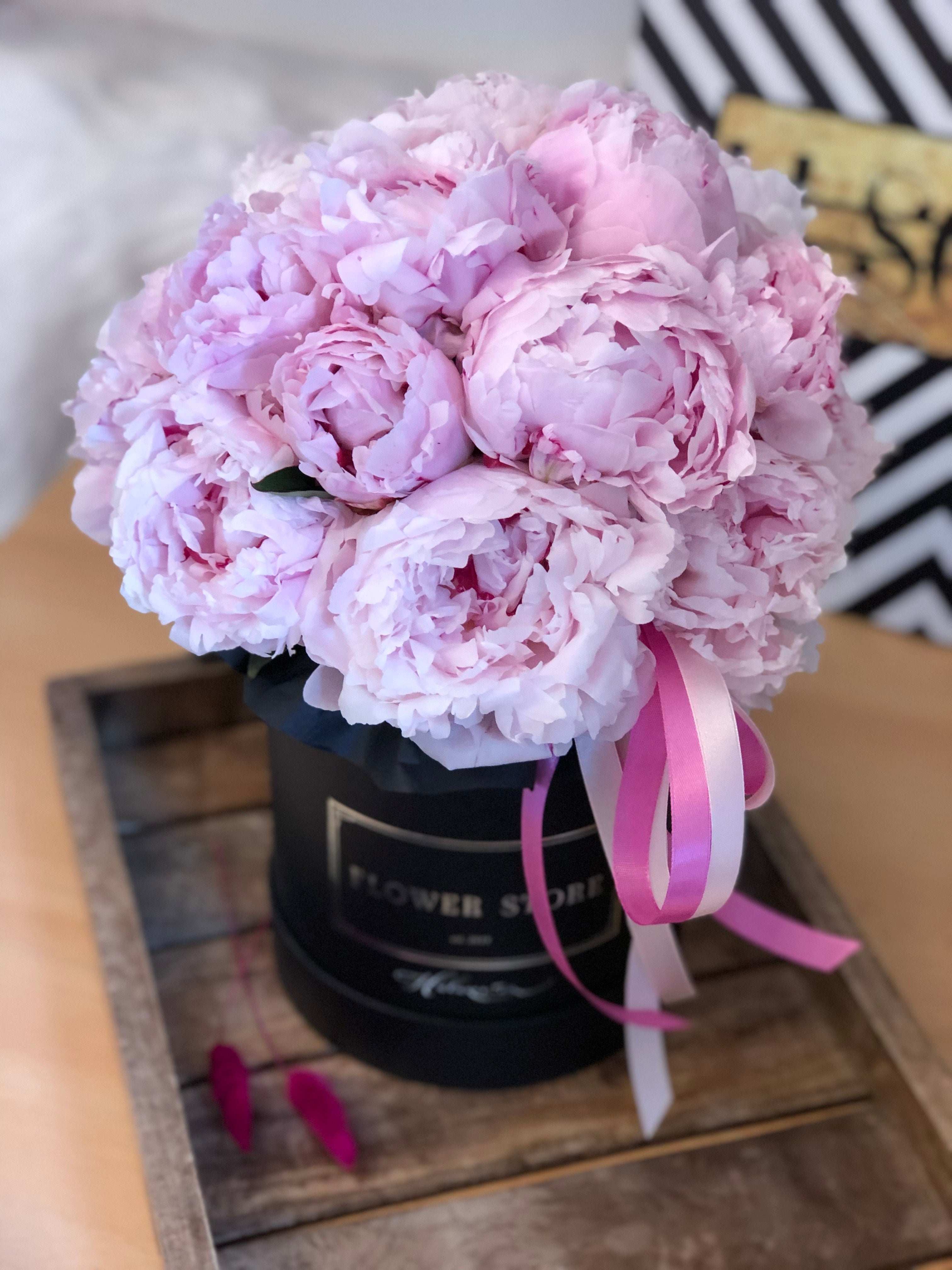 Peonie w dużym czarnym pudełku z grafiką Anny Halarewicz - kwiaty żywe