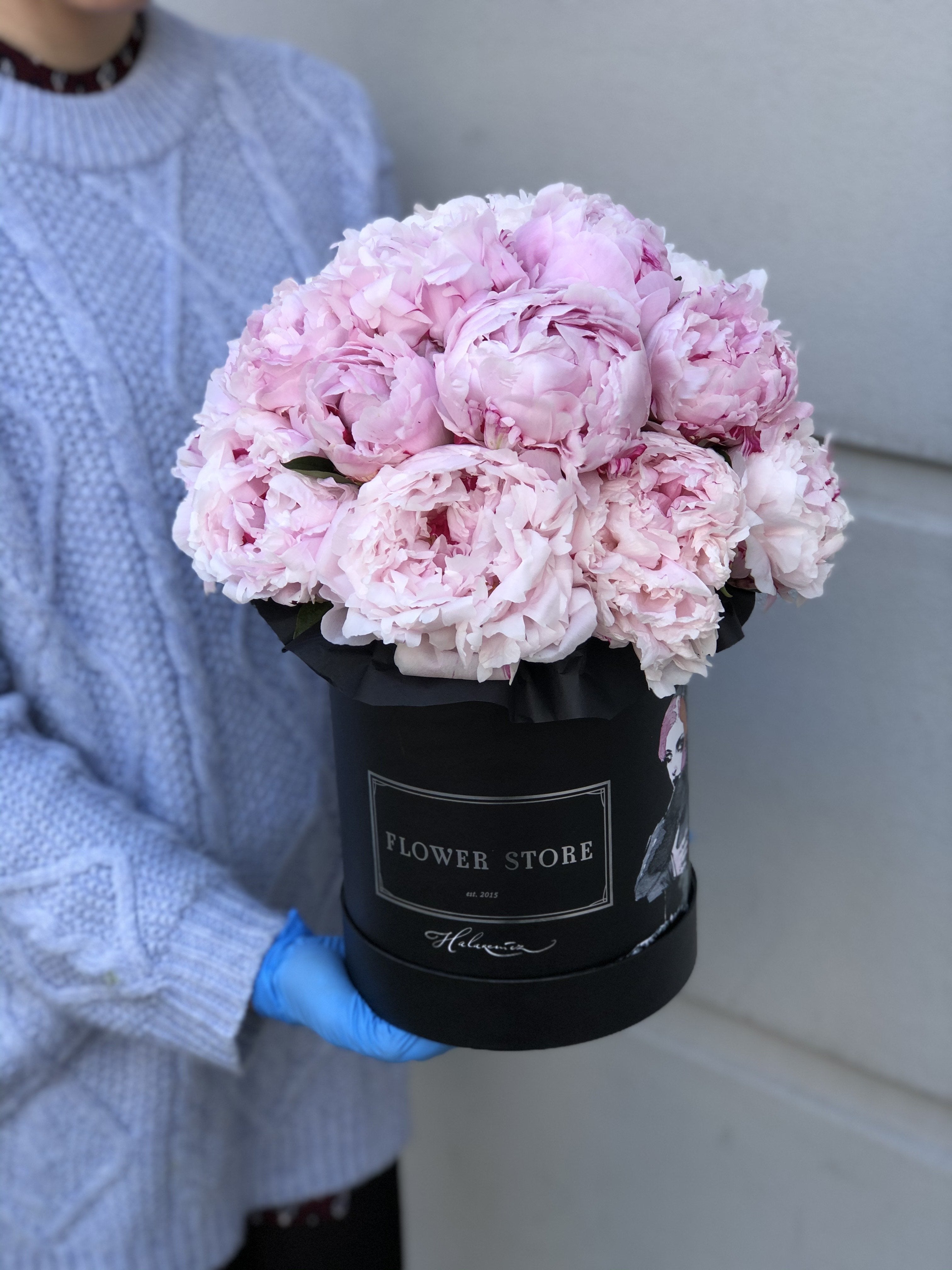 Peonie w dużym czarnym pudełku z grafiką Anny Halarewicz - kwiaty żywe
