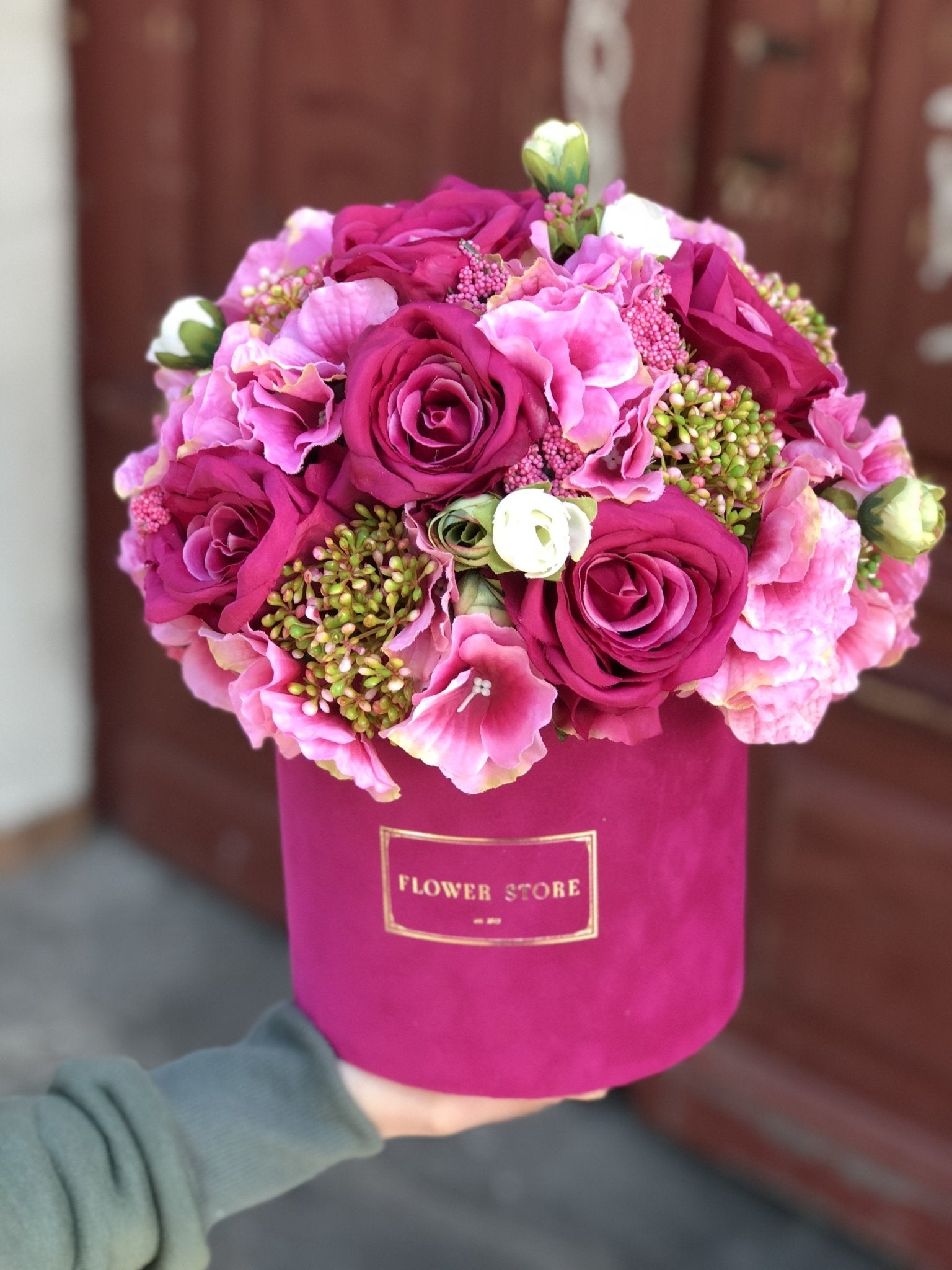 Flokowany box z fuksjową kompozycją - kwiaty sztuczne - kwiaty Flower Store Warszawa