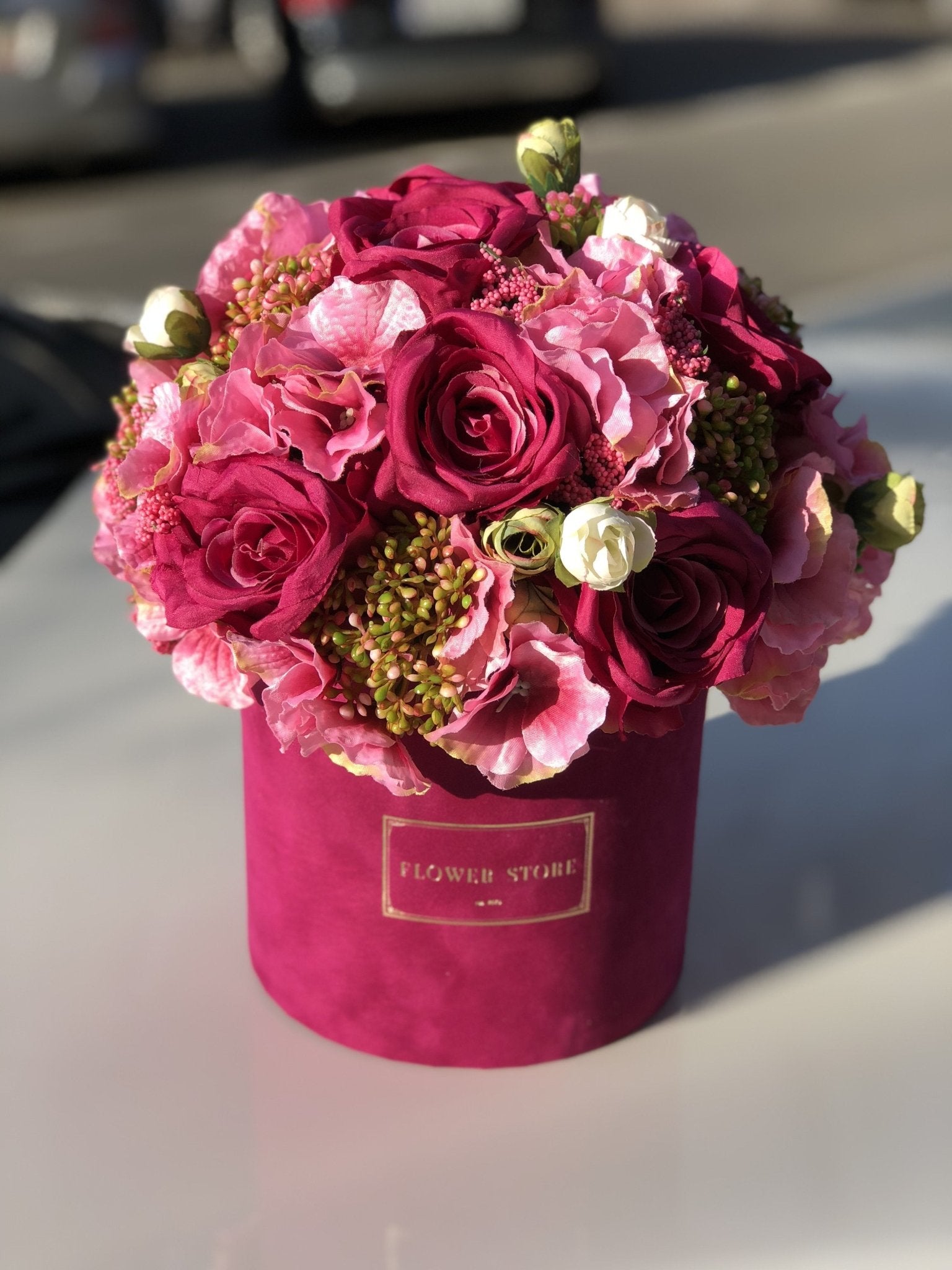 Flokowany box z fuksjową kompozycją - kwiaty sztuczne - kwiaty Flower Store Warszawa