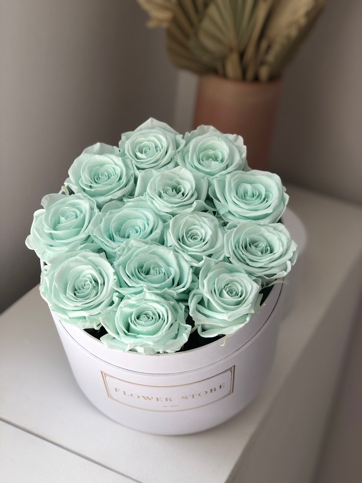 Flowerbox biały z miętowymi wiecznymi różami - kwiaty Flower Store Warszawa