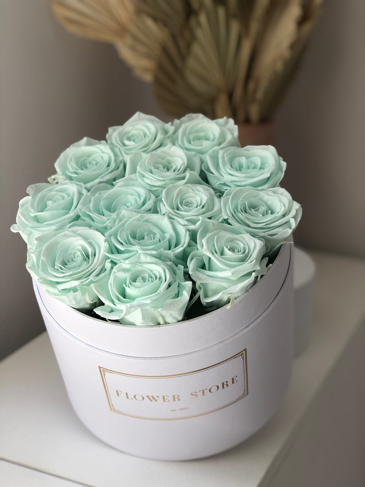 Flowerbox biały z miętowymi wiecznymi różami - kwiaty Flower Store Warszawa