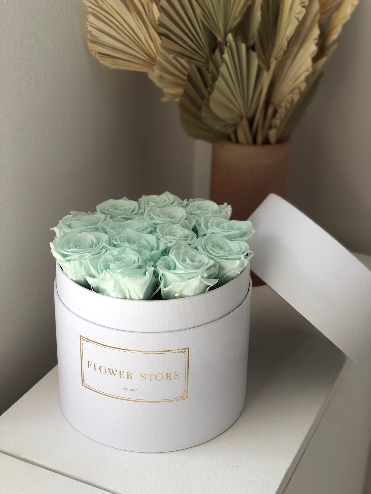 Flowerbox biały z miętowymi wiecznymi różami - kwiaty Flower Store Warszawa