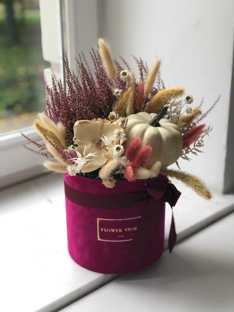 Fuksjowy flokowany flowerbox z kompozycja jesienną - dynia i wrzos - kwiaty Flower Store Warszawa