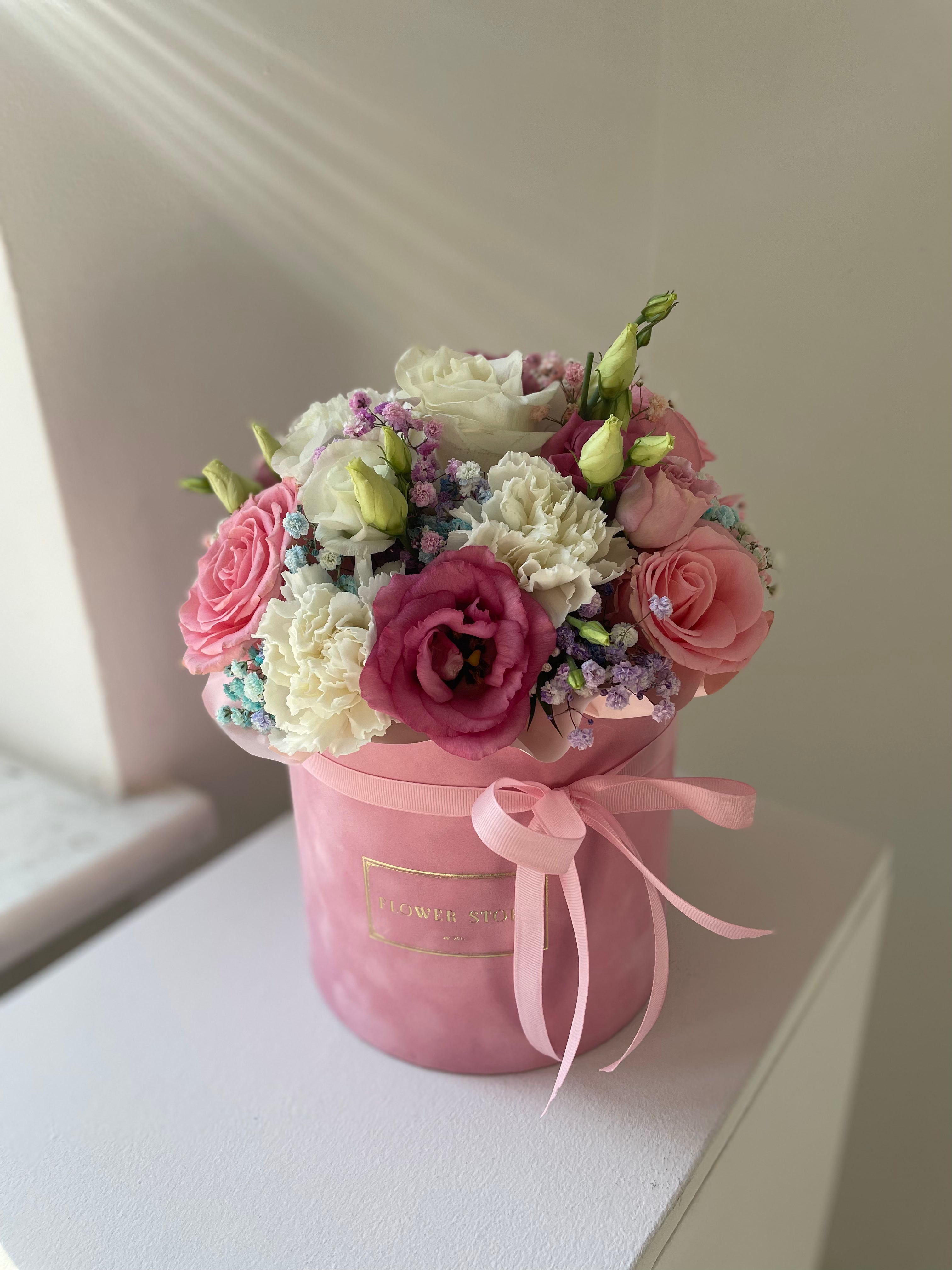 Wiosenne kwiaty w welurowym flowerboxie