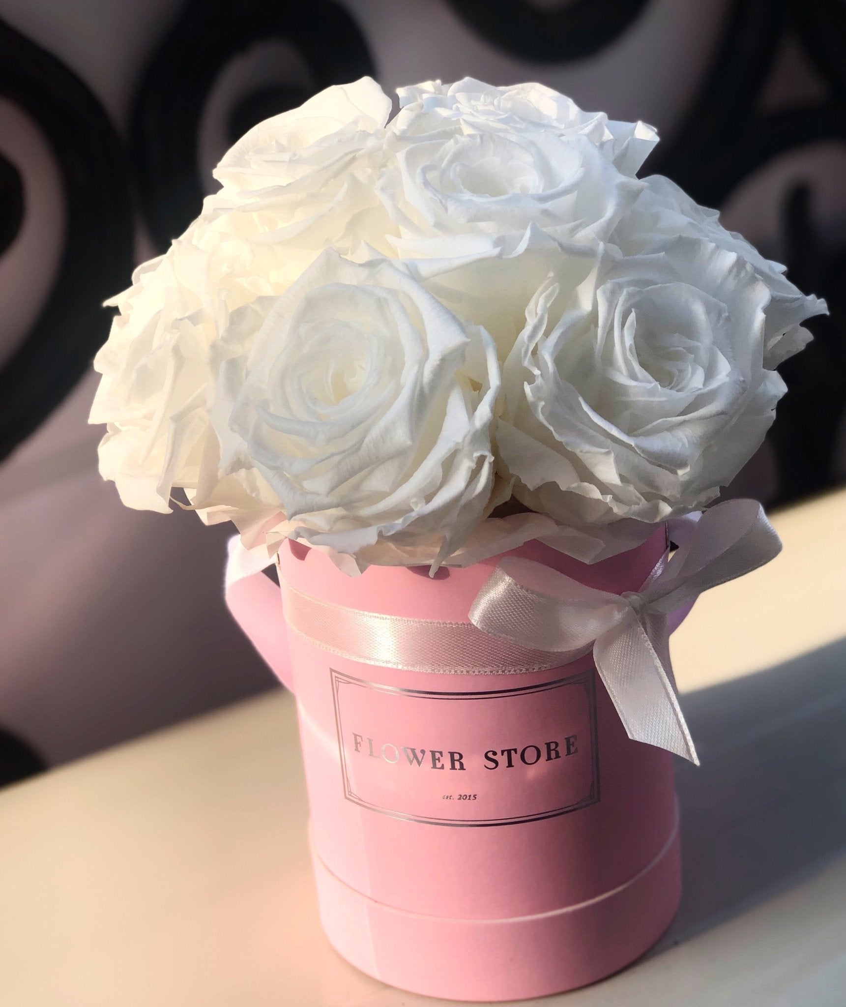 Mały różowy box z białymi wiecznymi różami - kwiaty Flower Store Warszawa