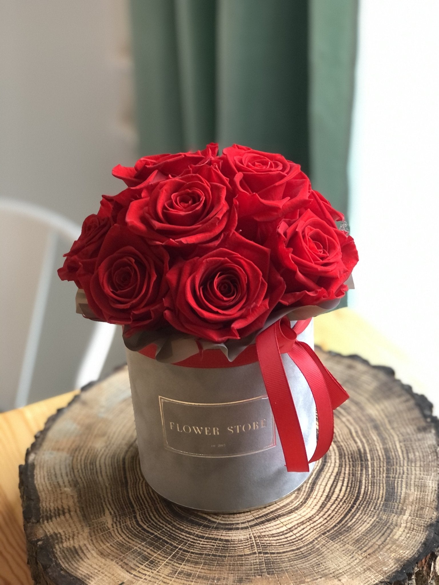 Mały szary flokowany flowerbox z czerwonymi wiecznymi różami - kwiaty Flower Store Warszawa