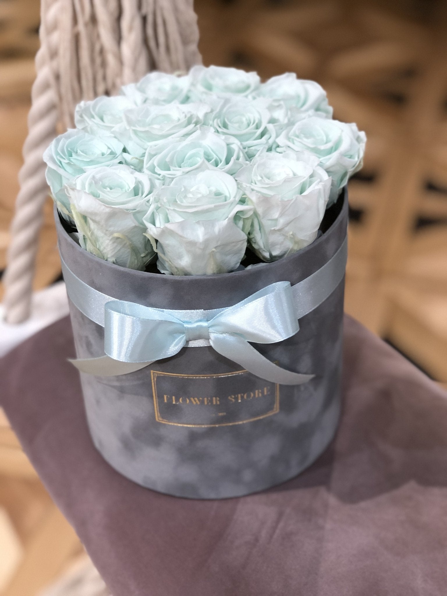 Szary Flokowany box z miętowymi wiecznymi różami - kwiaty Flower Store Warszawa