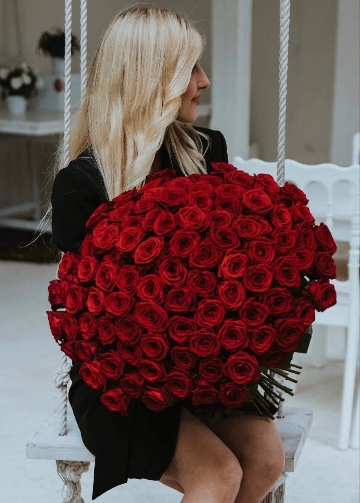 Urodzinowy Bukiet z Czerwonych Róż – Wyraź Miłość Klasycznym Gestem - kwiaty Flower Store Warszawa