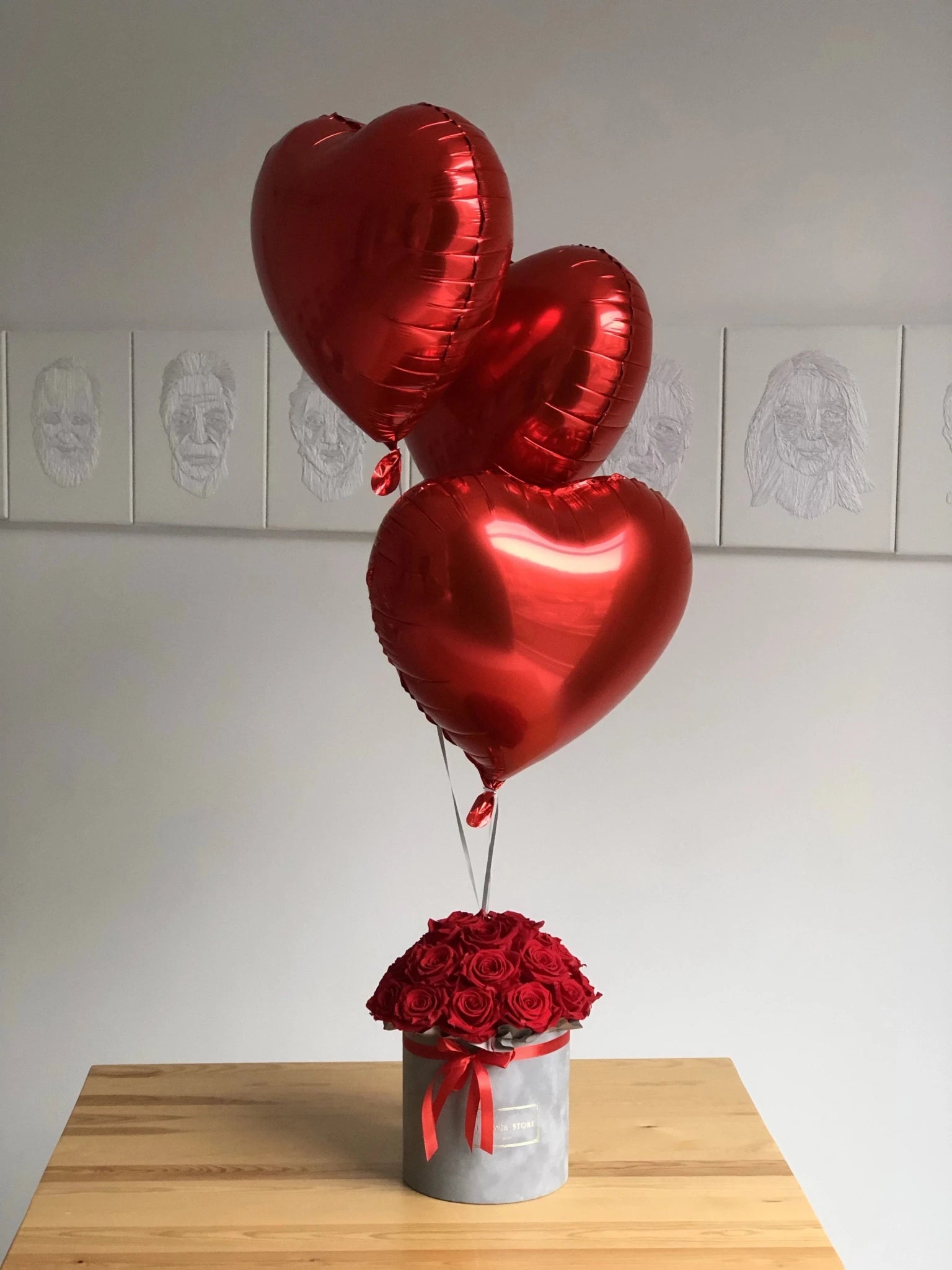 Urodzinowy zestaw czerwone balony i szary box z różami - kwiaty żywe - kwiaty Flower Store Warszawa