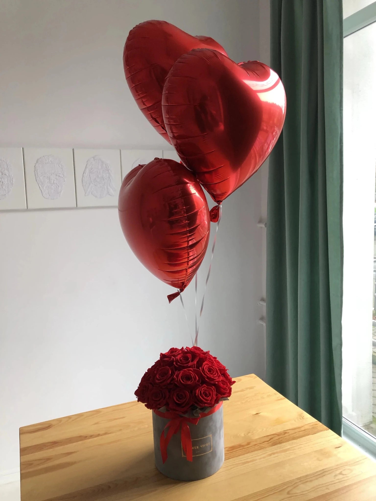 Urodzinowy zestaw czerwone balony i szary box z różami - kwiaty żywe - kwiaty Flower Store Warszawa