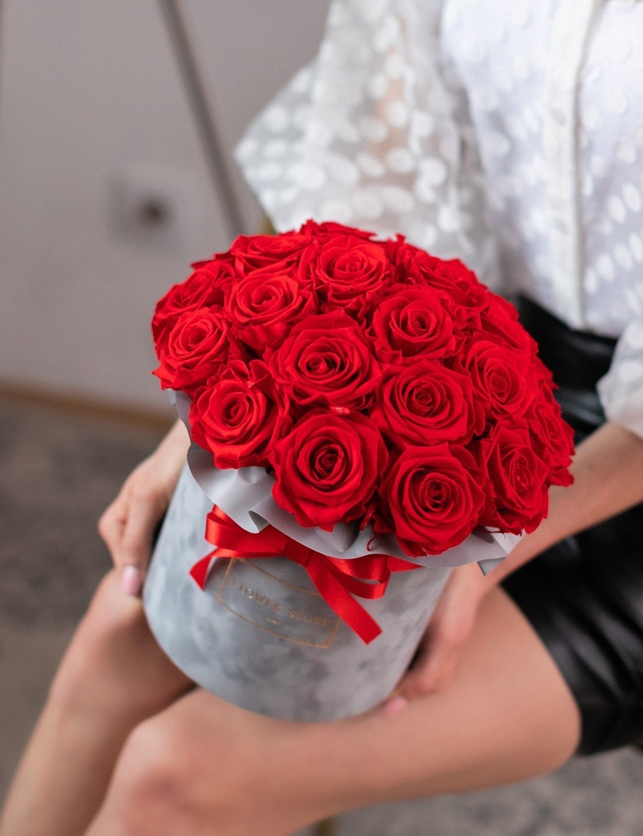 Wieczne Róże Czerwone w Szarym Flokowanym Boxie - kwiaty Flower Store Warszawa