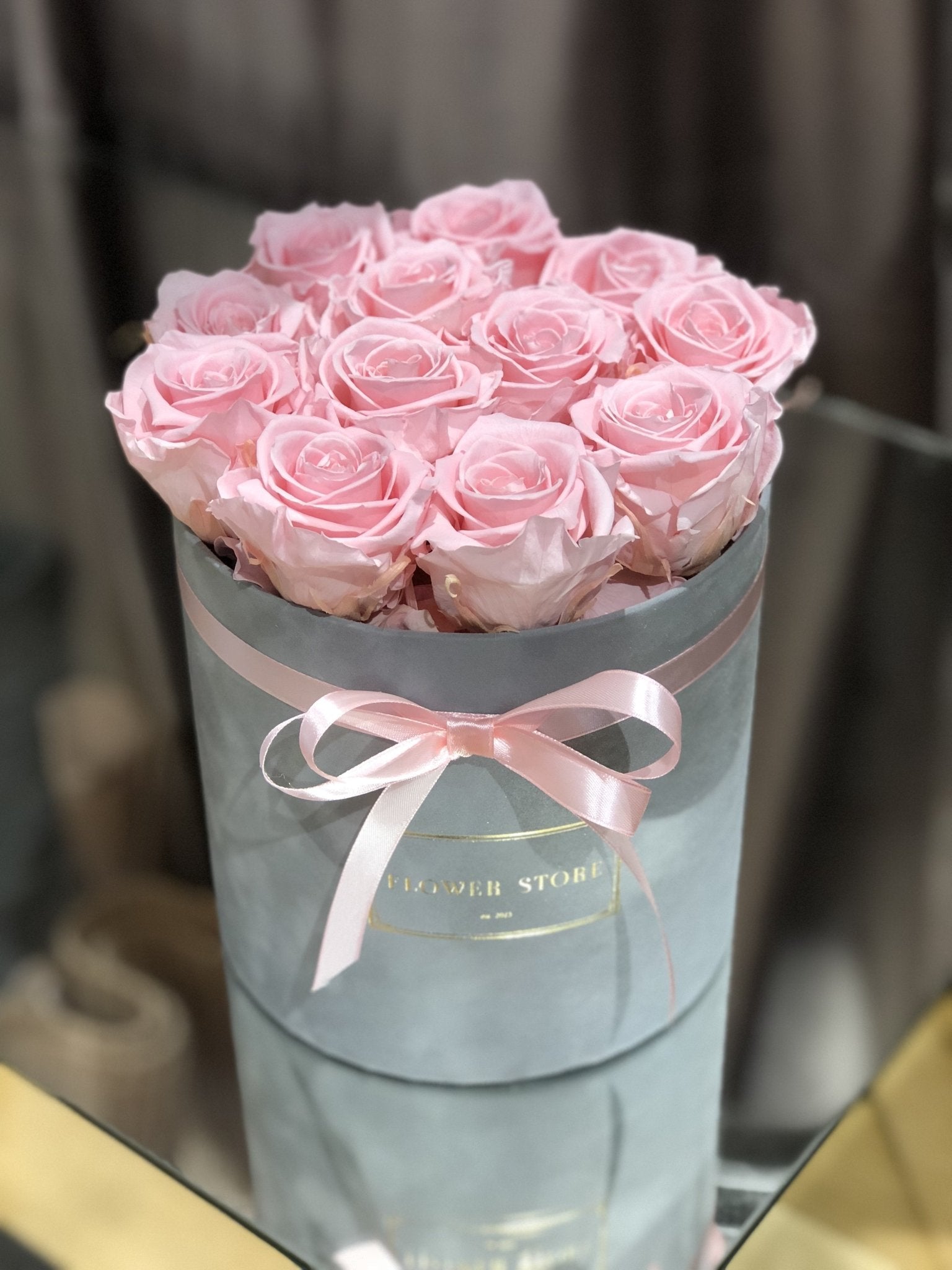 Wieczne róże różowe szary flokowany flowerbox - kwiaty z dostawą - kwiaty Flower Store Warszawa