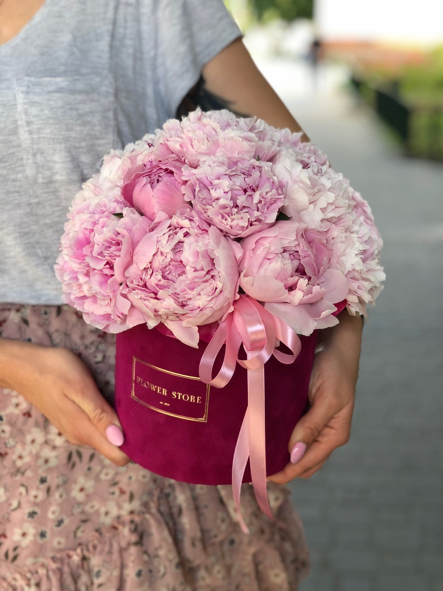 Wytworny Flowerbox z Piwoniami Elegancja i Klasyka w Jednym - kwiaty Flower Store Warszawa